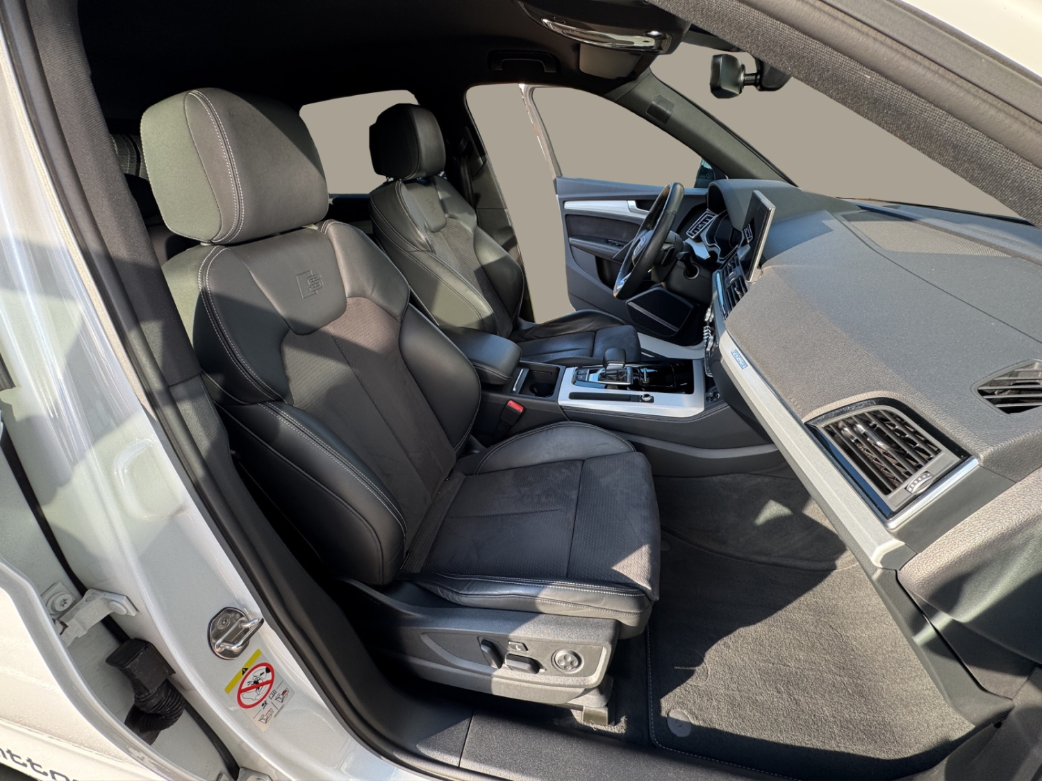 AUDI Q5 2.0 40 TDI S Line quattro S-Tronic-image-9