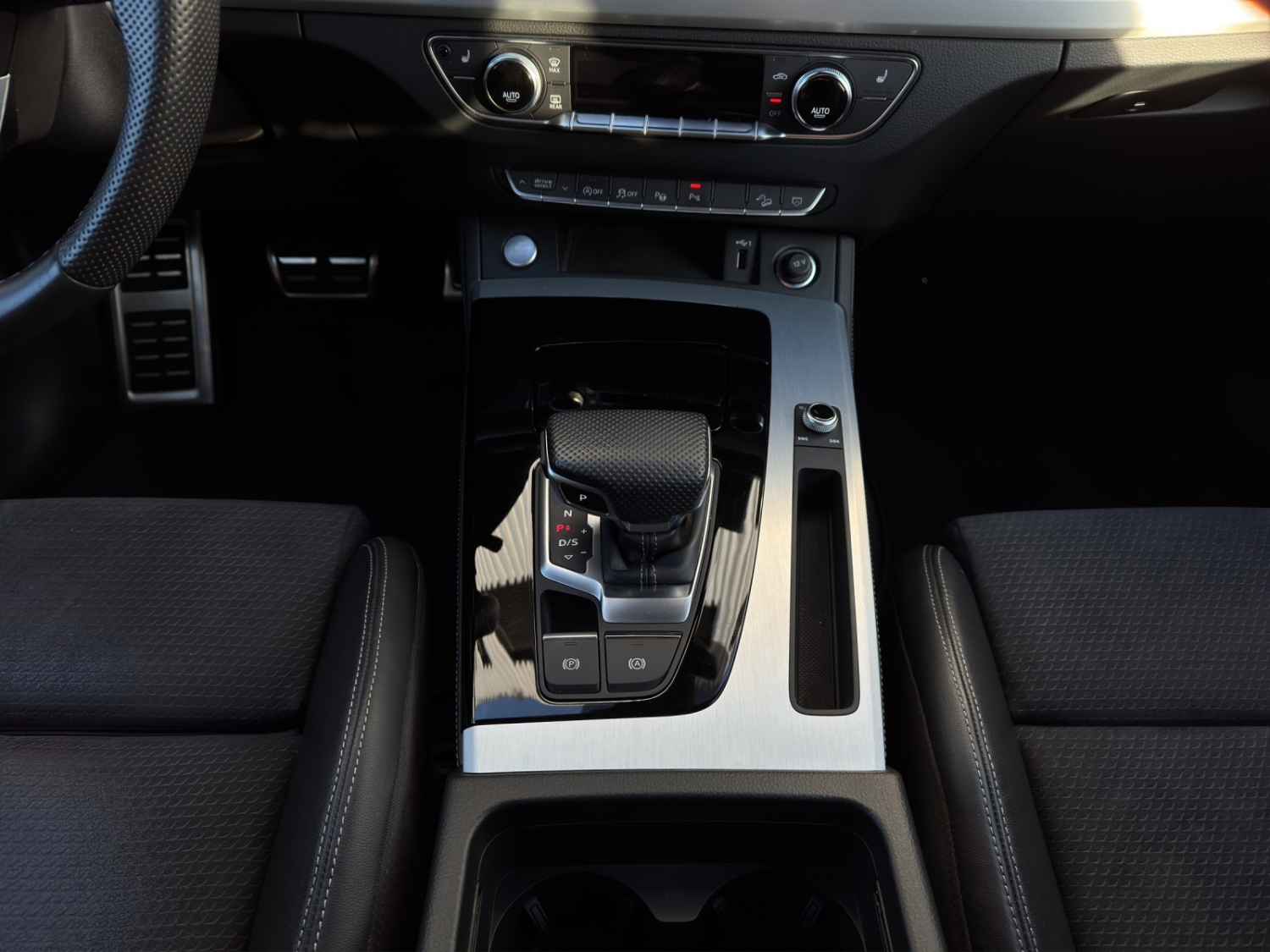 AUDI Q5 2.0 40 TDI S Line quattro S-Tronic-image-16