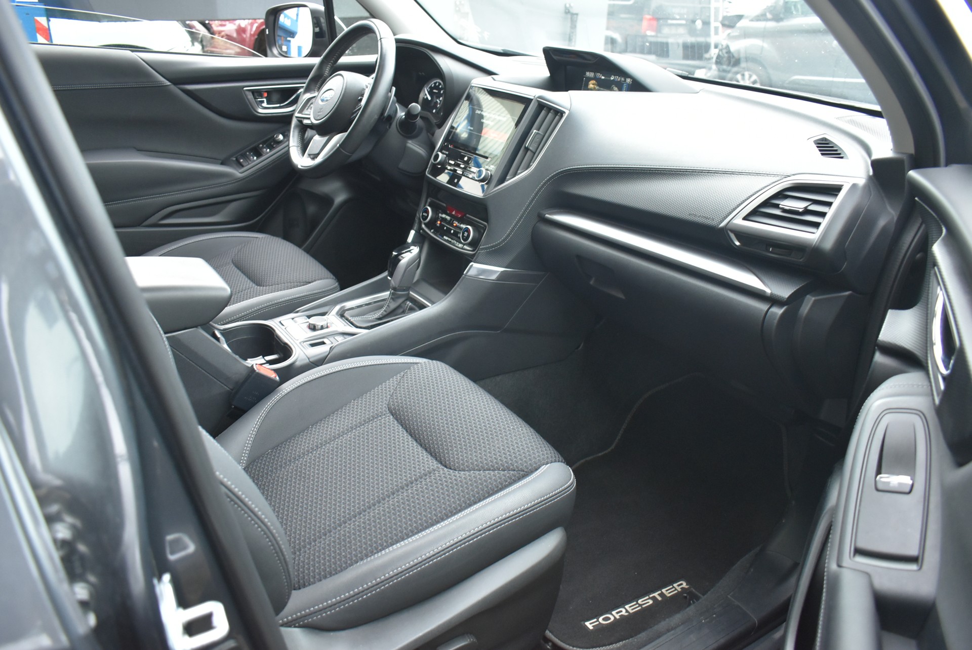 SUBARU Forester 2.0i e-Boxer Swiss Plus Lineartronic-image-11