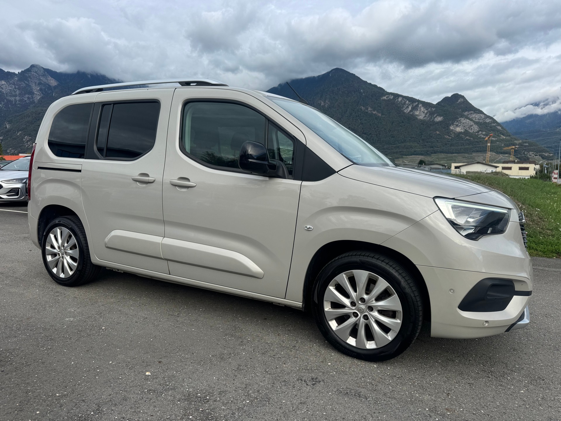OPEL Combo Life XL 1.2 Ultimate-image-4