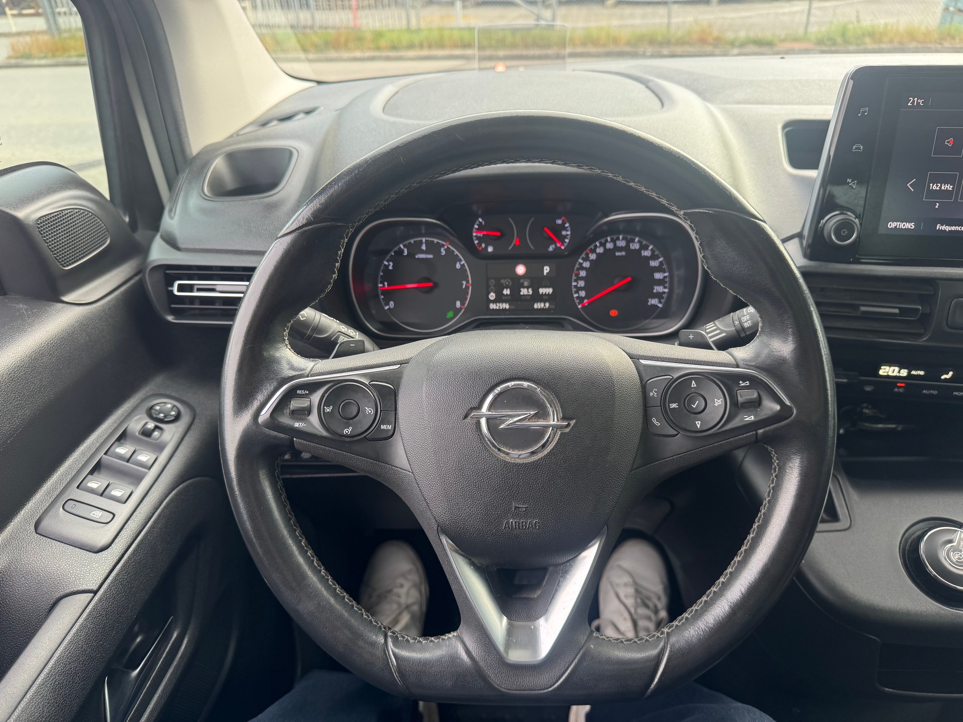OPEL Combo Life XL 1.2 Ultimate-image-16