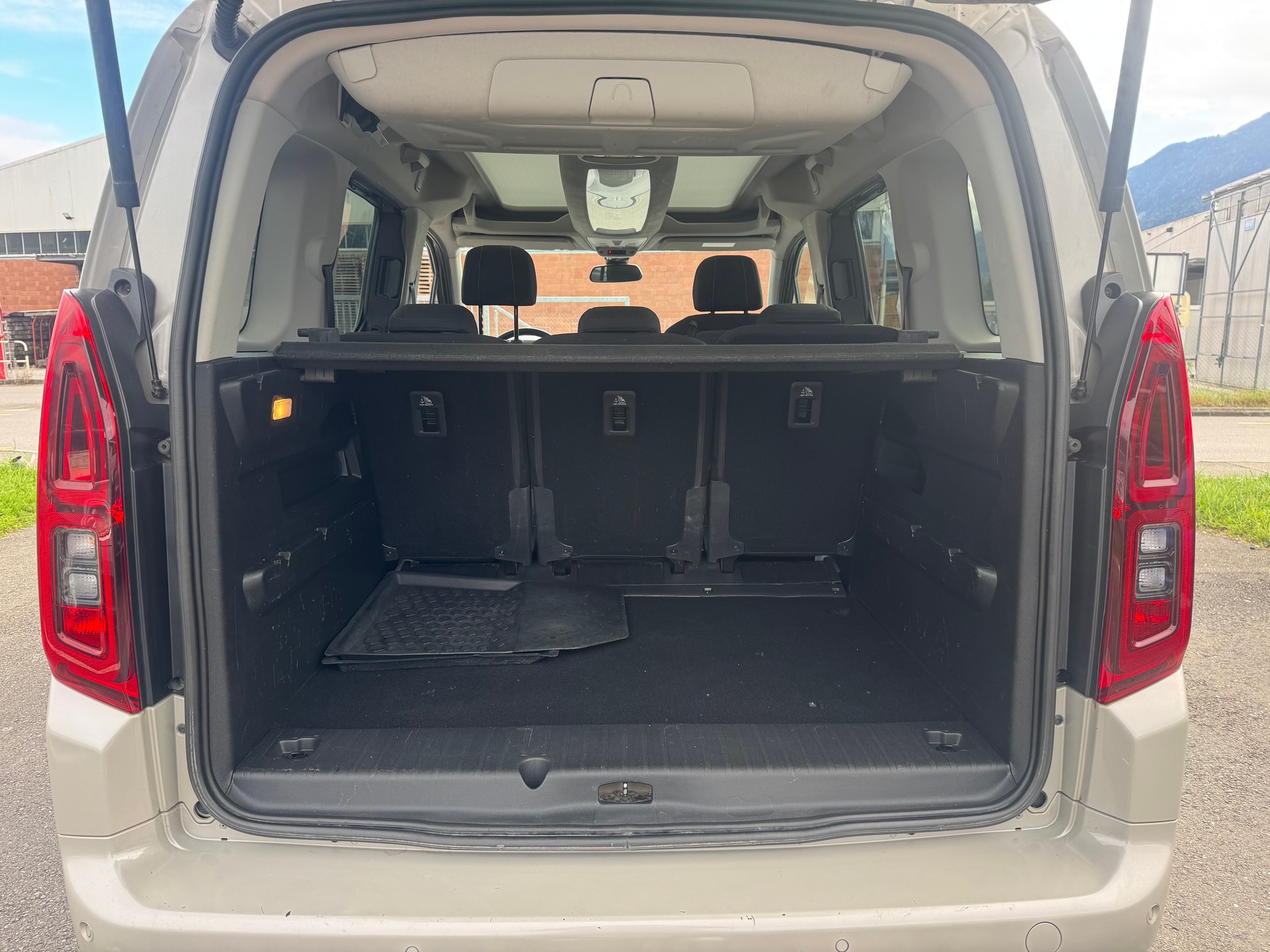 OPEL Combo Life XL 1.2 Ultimate-image-8