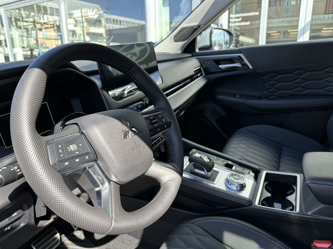 MITSUBISHI Outlander 2.4 PHEV Instyle 4x4-image-7