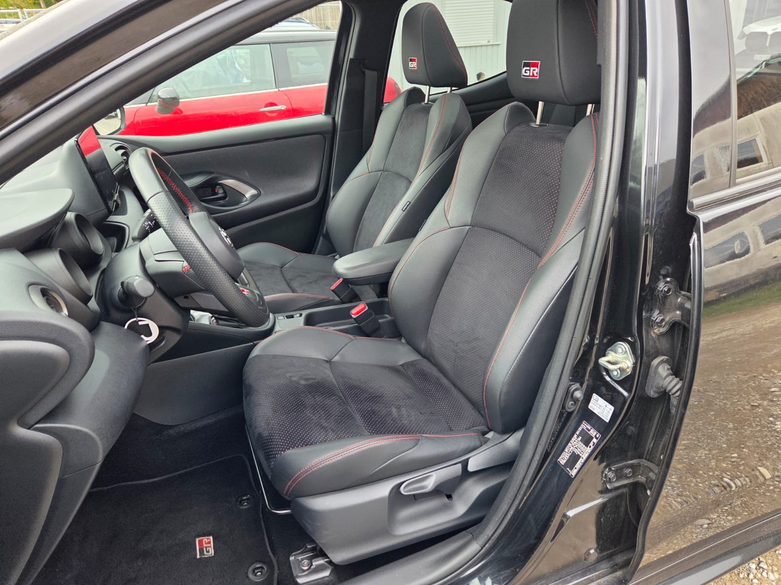 TOYOTA Yaris 1.5 GR Sport e-CVT-image-9