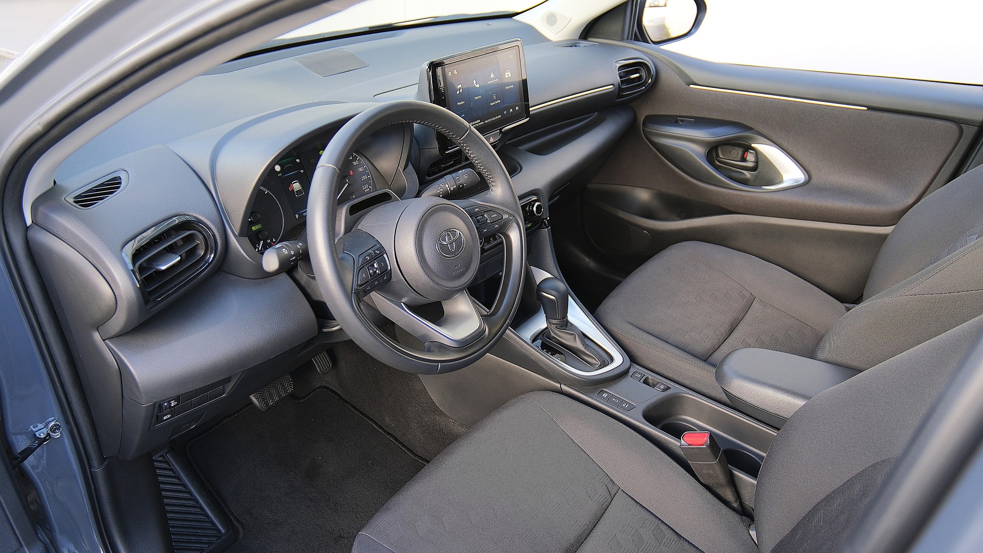 TOYOTA Yaris 1.5 Comfort e-CVT-image-2