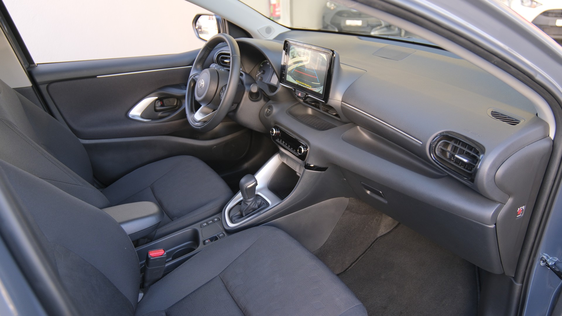 TOYOTA Yaris 1.5 Comfort e-CVT-image-13