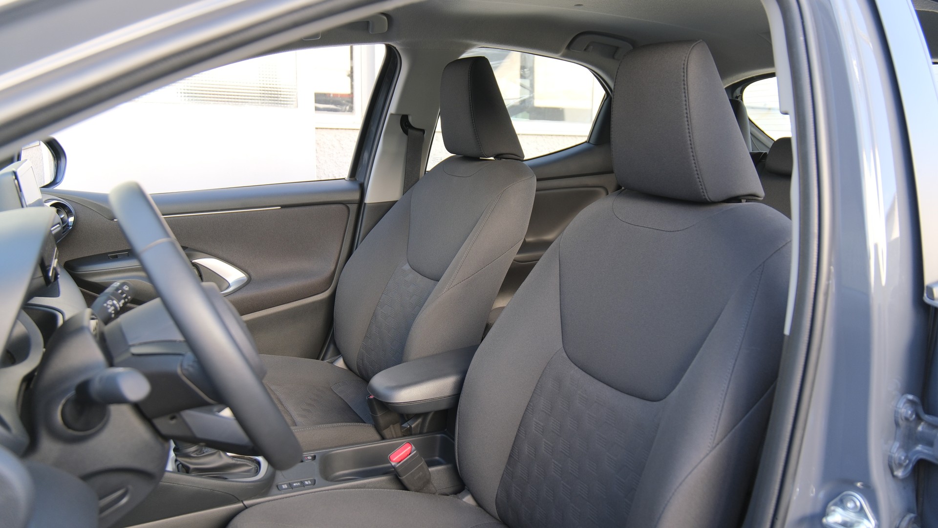 TOYOTA Yaris 1.5 Comfort e-CVT-image-4