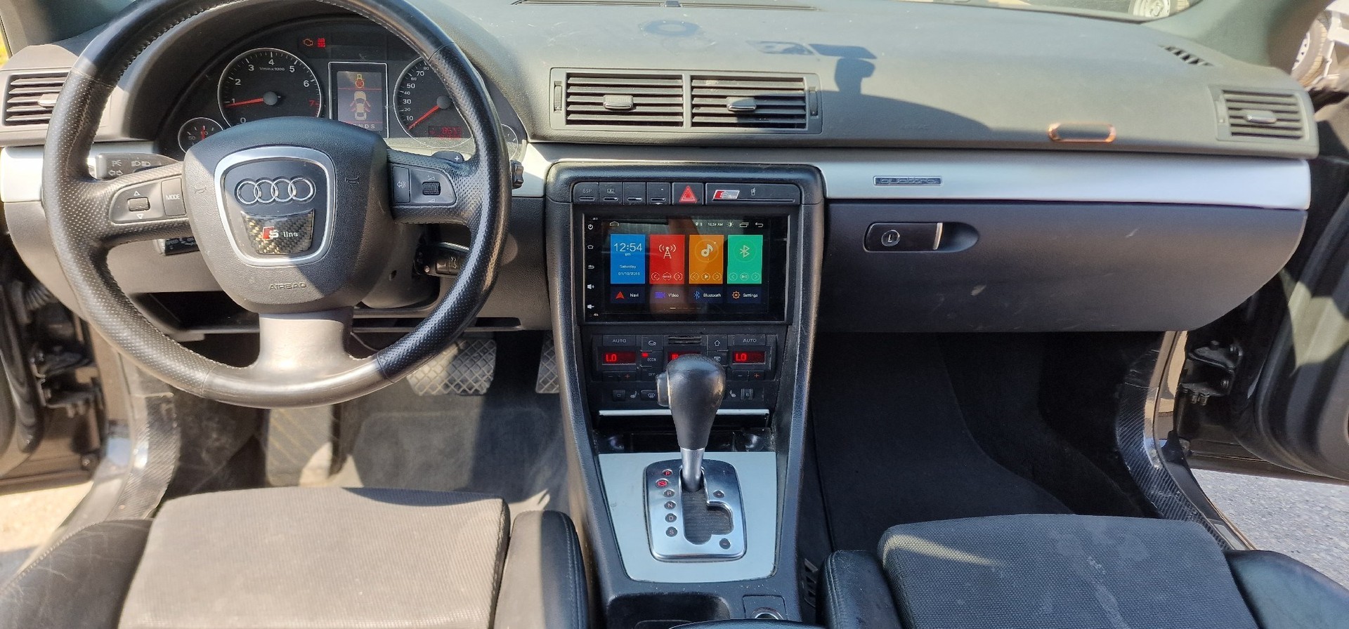 AUDI A4 2.0 Turbo FSI quattro-image-12