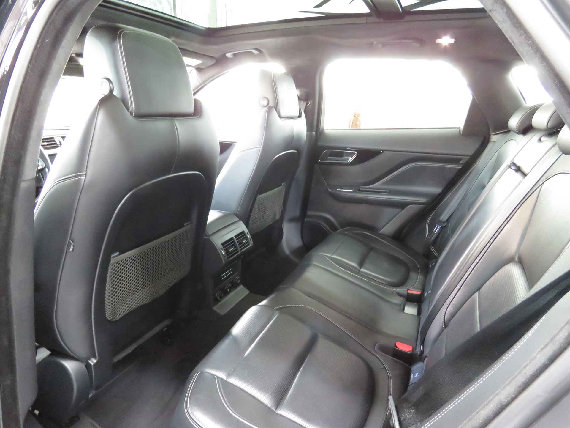 JAGUAR F-Pace 30t 2.0 R-Sport AWD Automatik-image-8