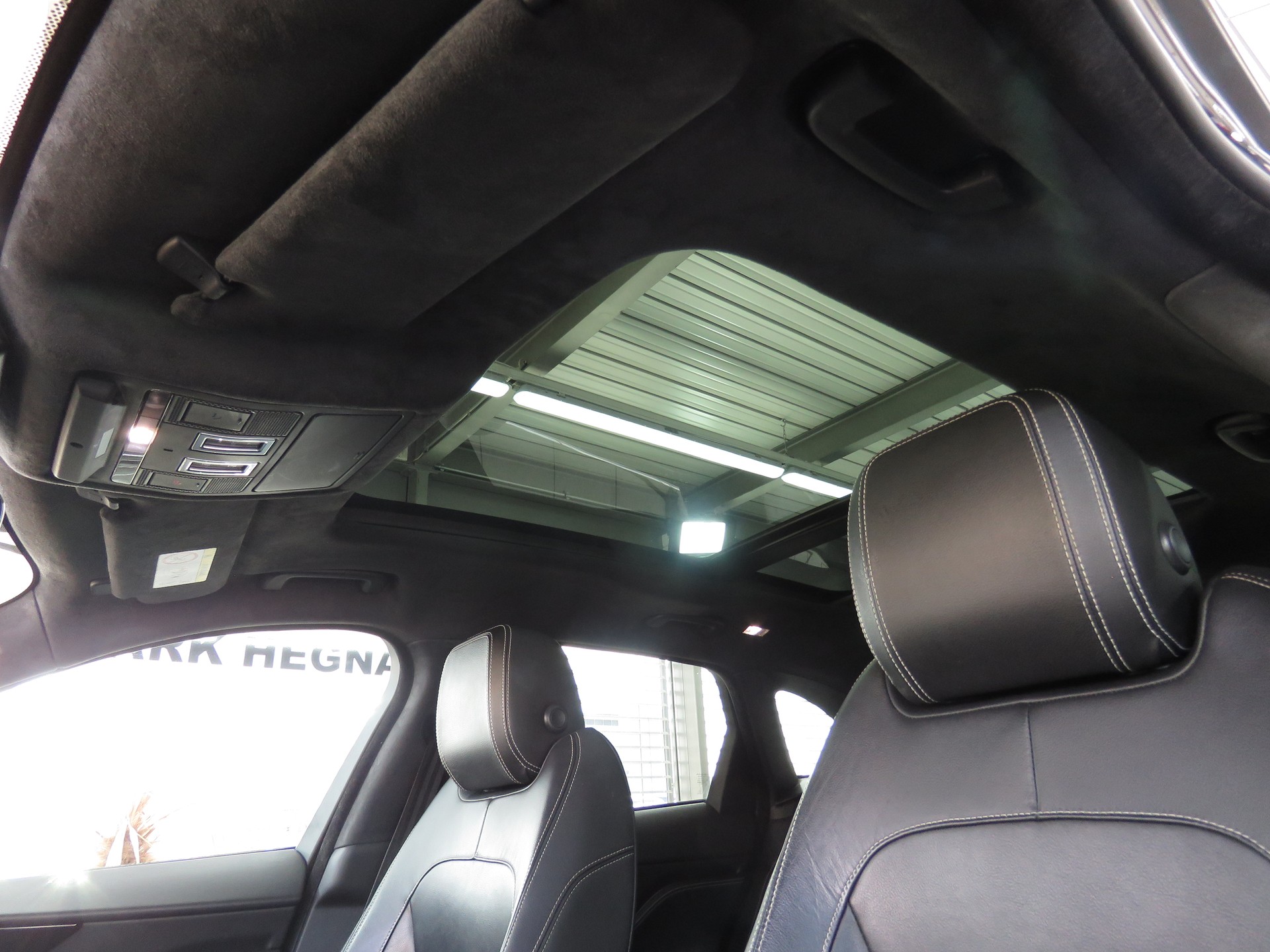 JAGUAR F-Pace 30t 2.0 R-Sport AWD Automatik-image-26