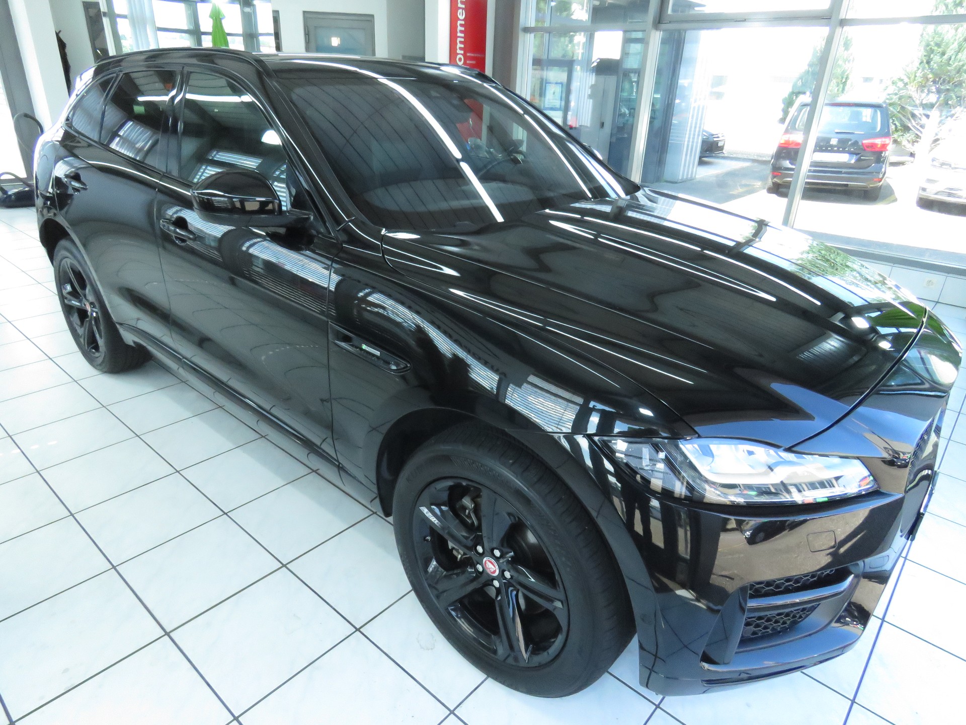 JAGUAR F-Pace 30t 2.0 R-Sport AWD Automatik-image-2