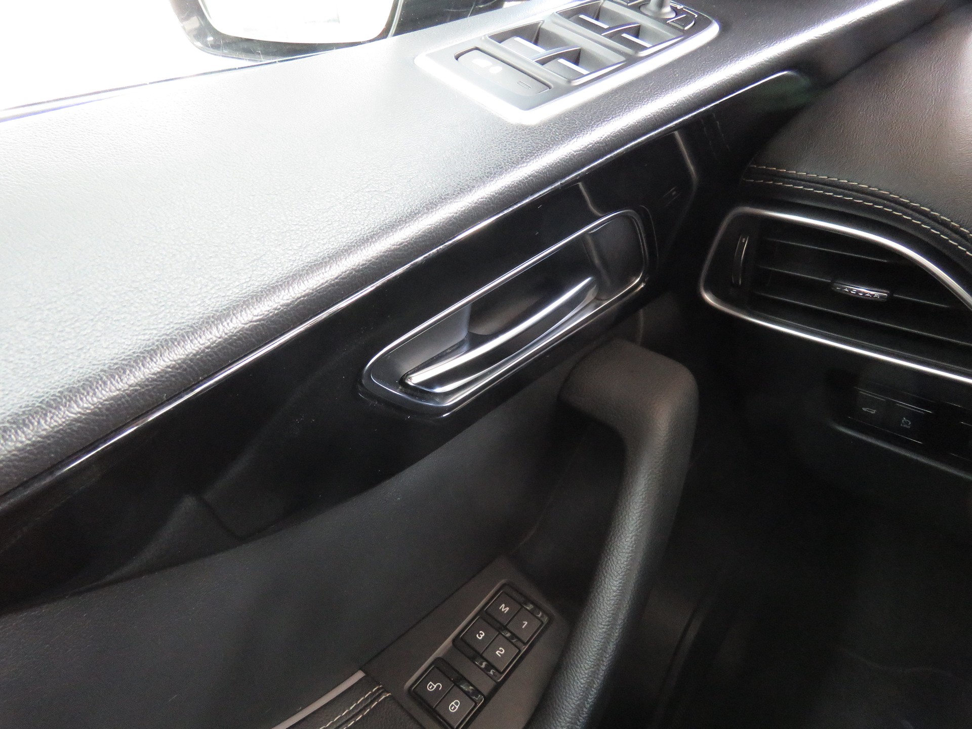 JAGUAR F-Pace 30t 2.0 R-Sport AWD Automatik-image-24