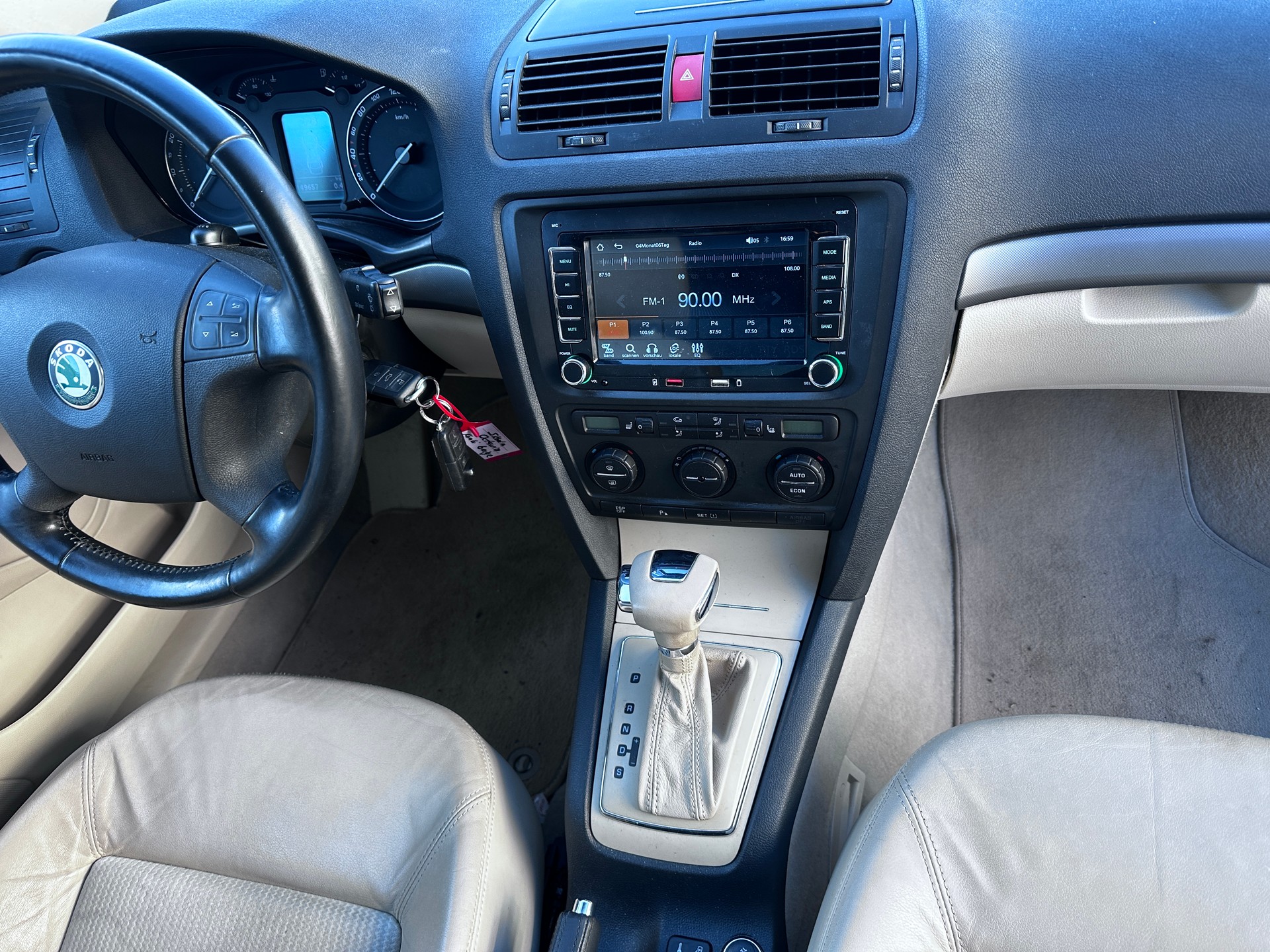 SKODA Octavia 2.0 FSI Elegance-image-12
