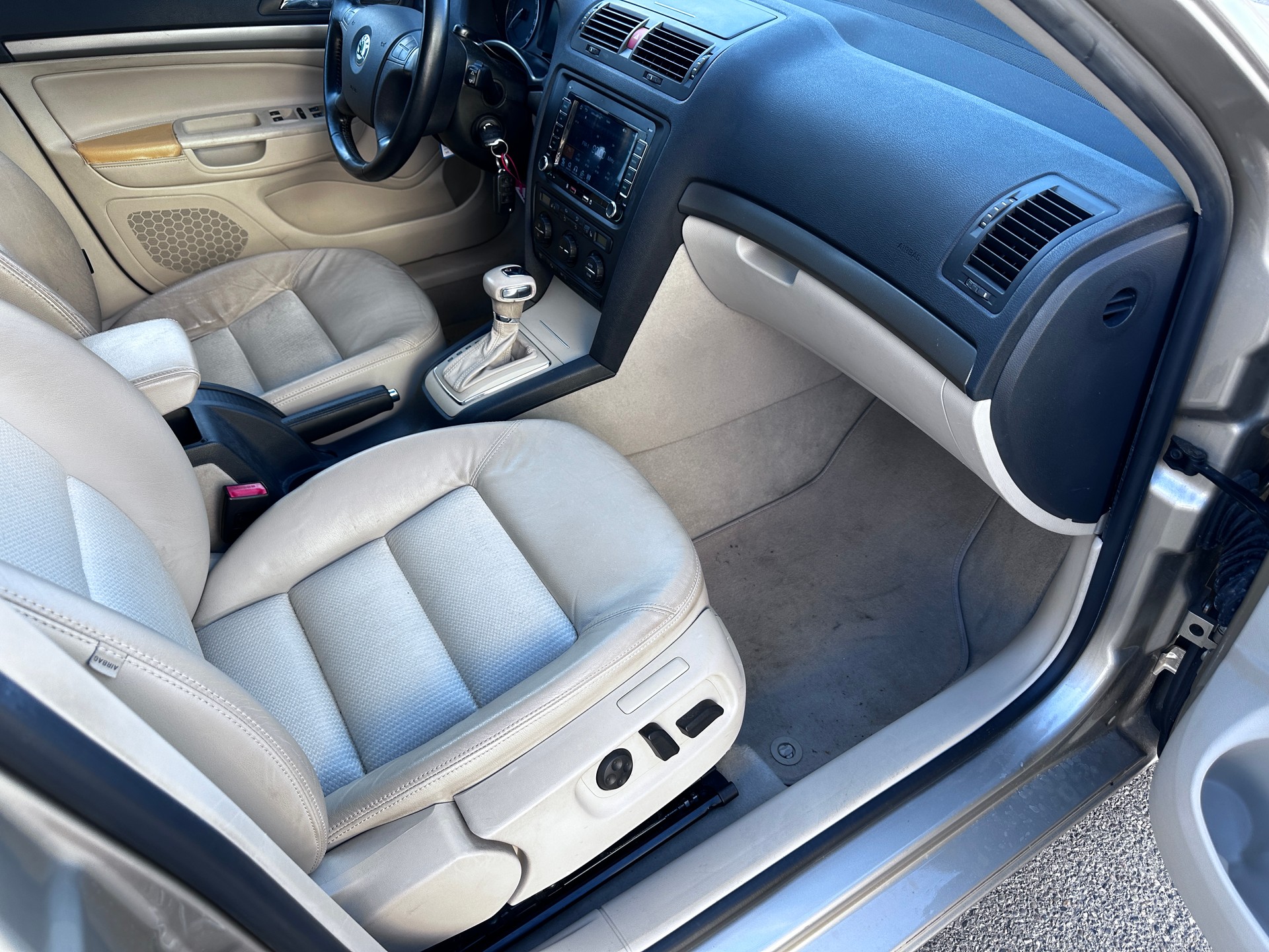 SKODA Octavia 2.0 FSI Elegance-image-11