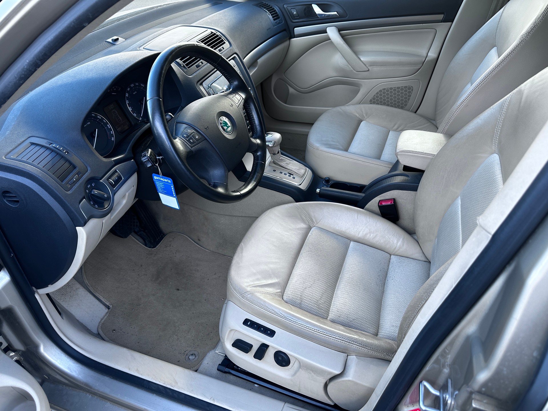 SKODA Octavia 2.0 FSI Elegance-image-7