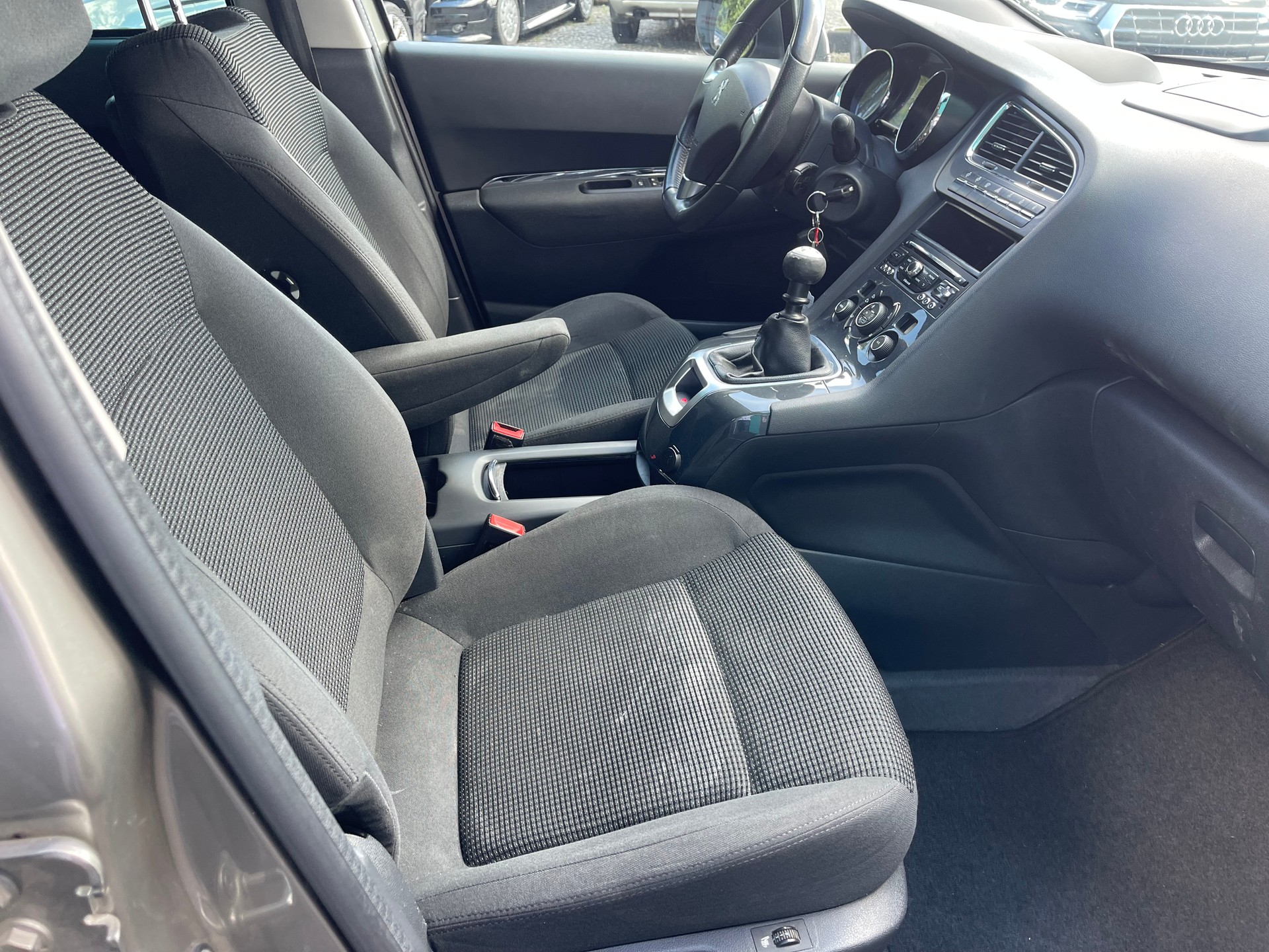 PEUGEOT 5008 1.6 16V T Style-image-9