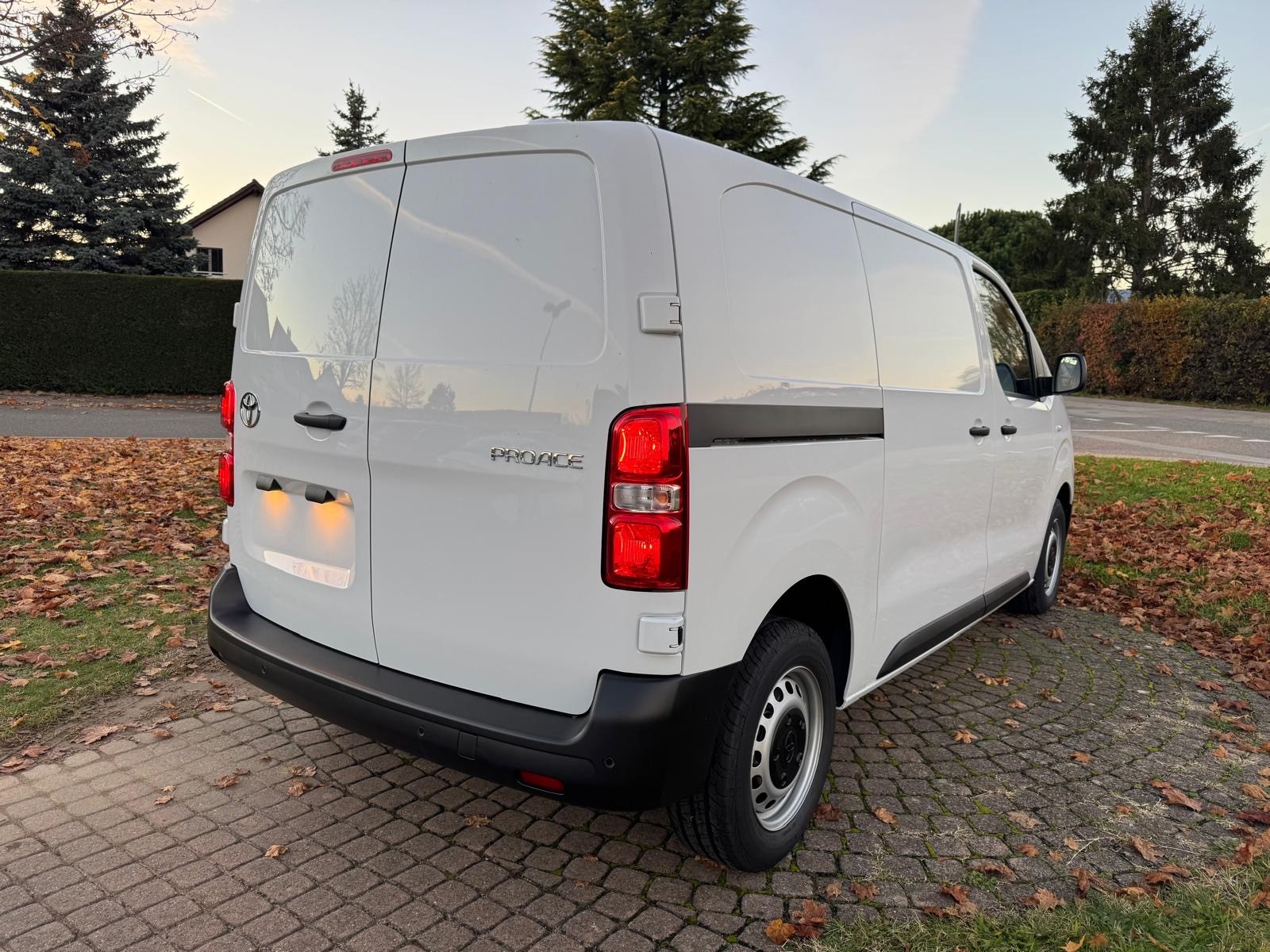 TOYOTA Proace 2.0D Panel Van Medium Active-image-2