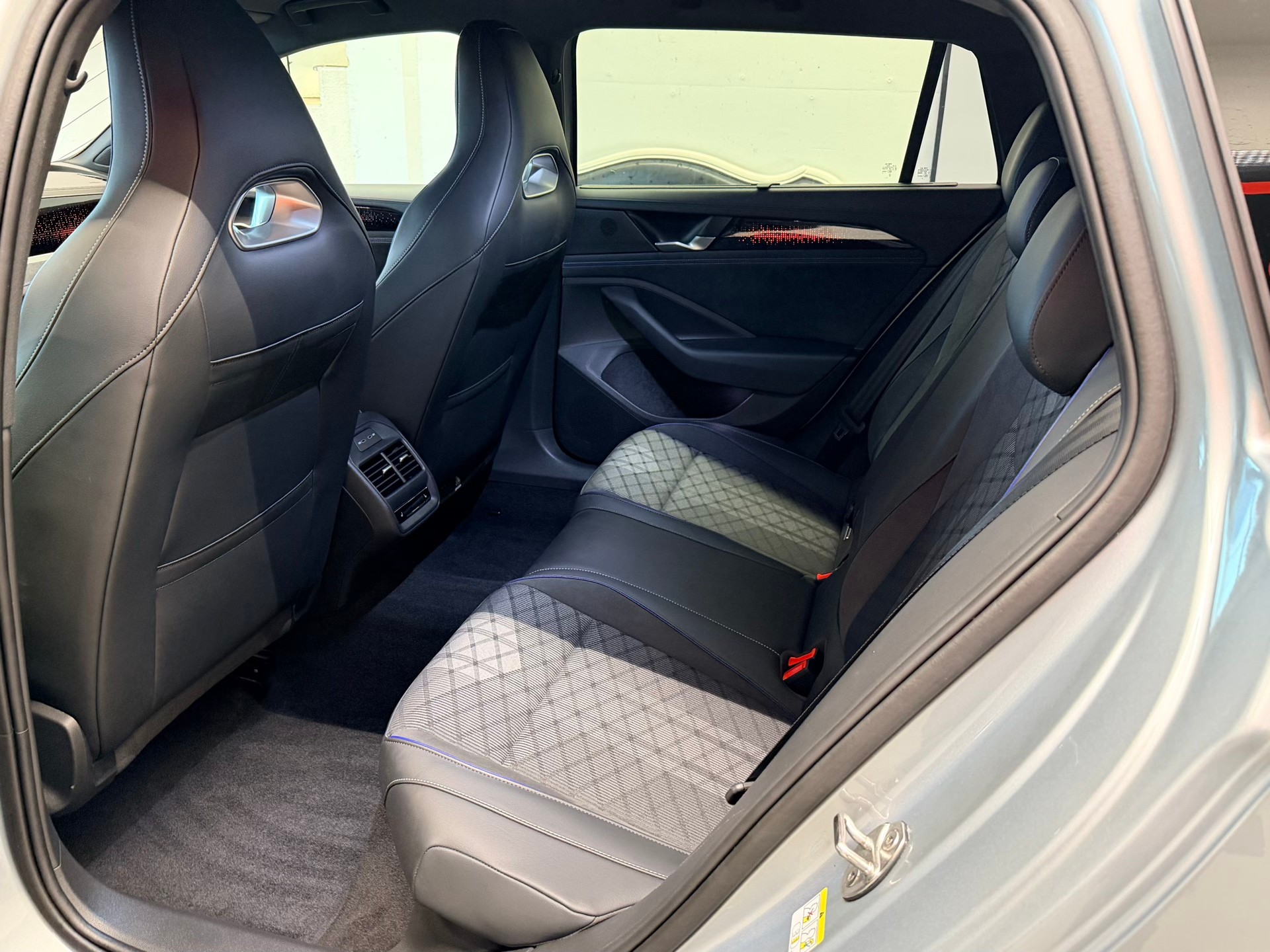 VW Passat Variant 2.0 TDI evo R-Line 4 Motion DSG-image-14