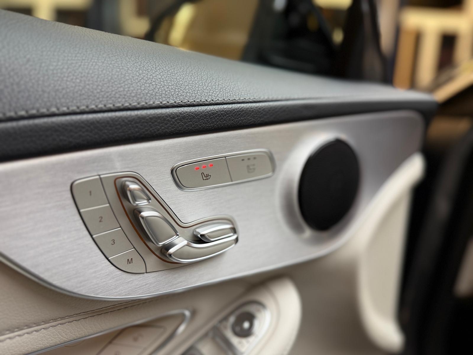 MERCEDES-BENZ C 400 AMG Line 4matic Cabriolet-image-22