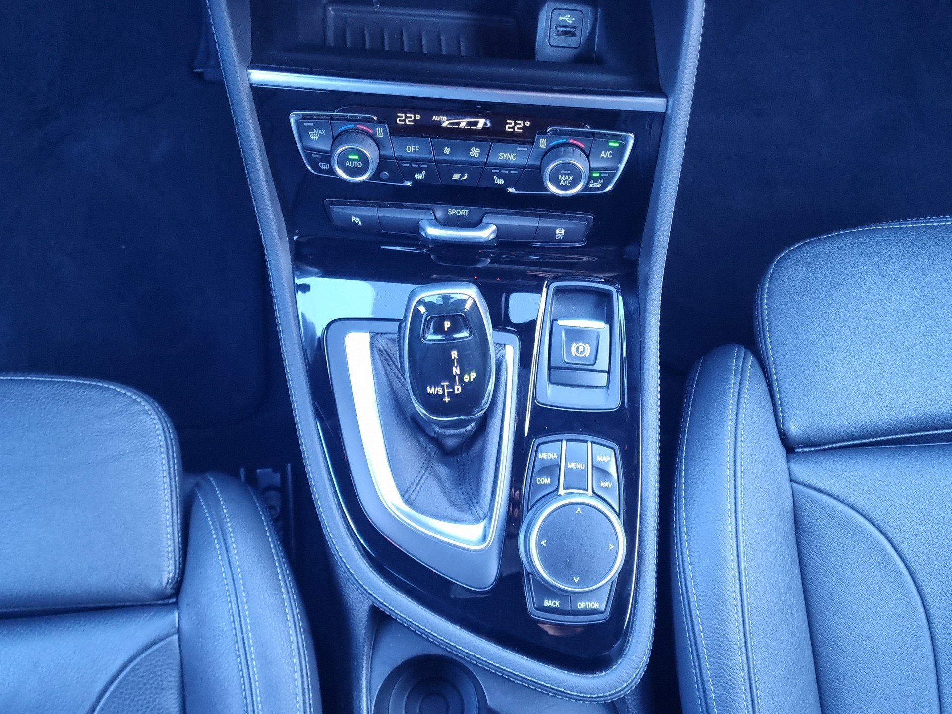 BMW 220d xDrive Active Tourer Steptronic M Sport-image-16