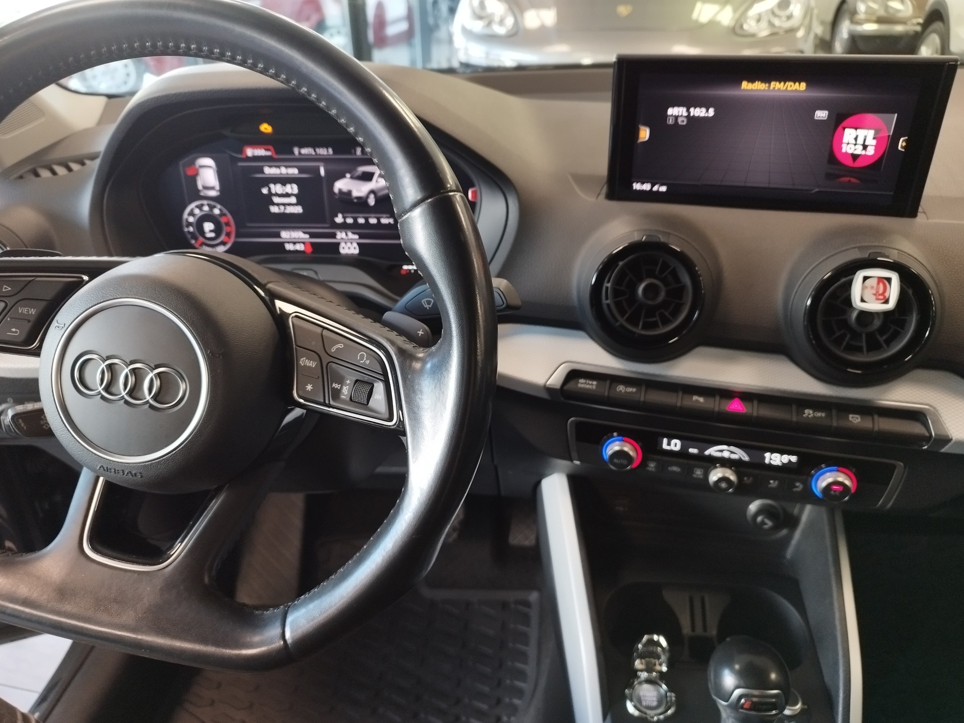 AUDI Q2 2.0 TFSI design quattro S-tronic-image-7