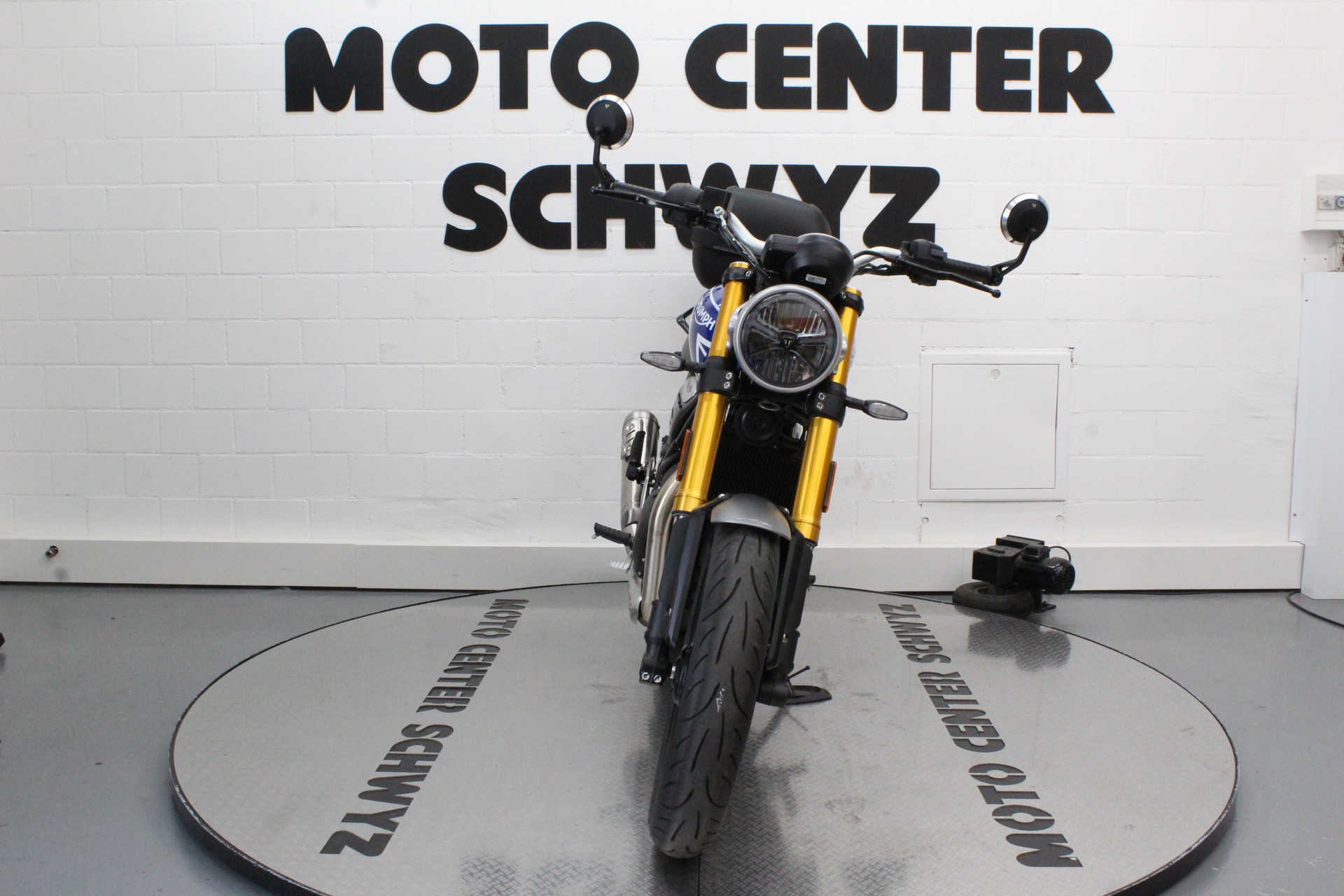 TRIUMPH Speed 400-showroom-element-2