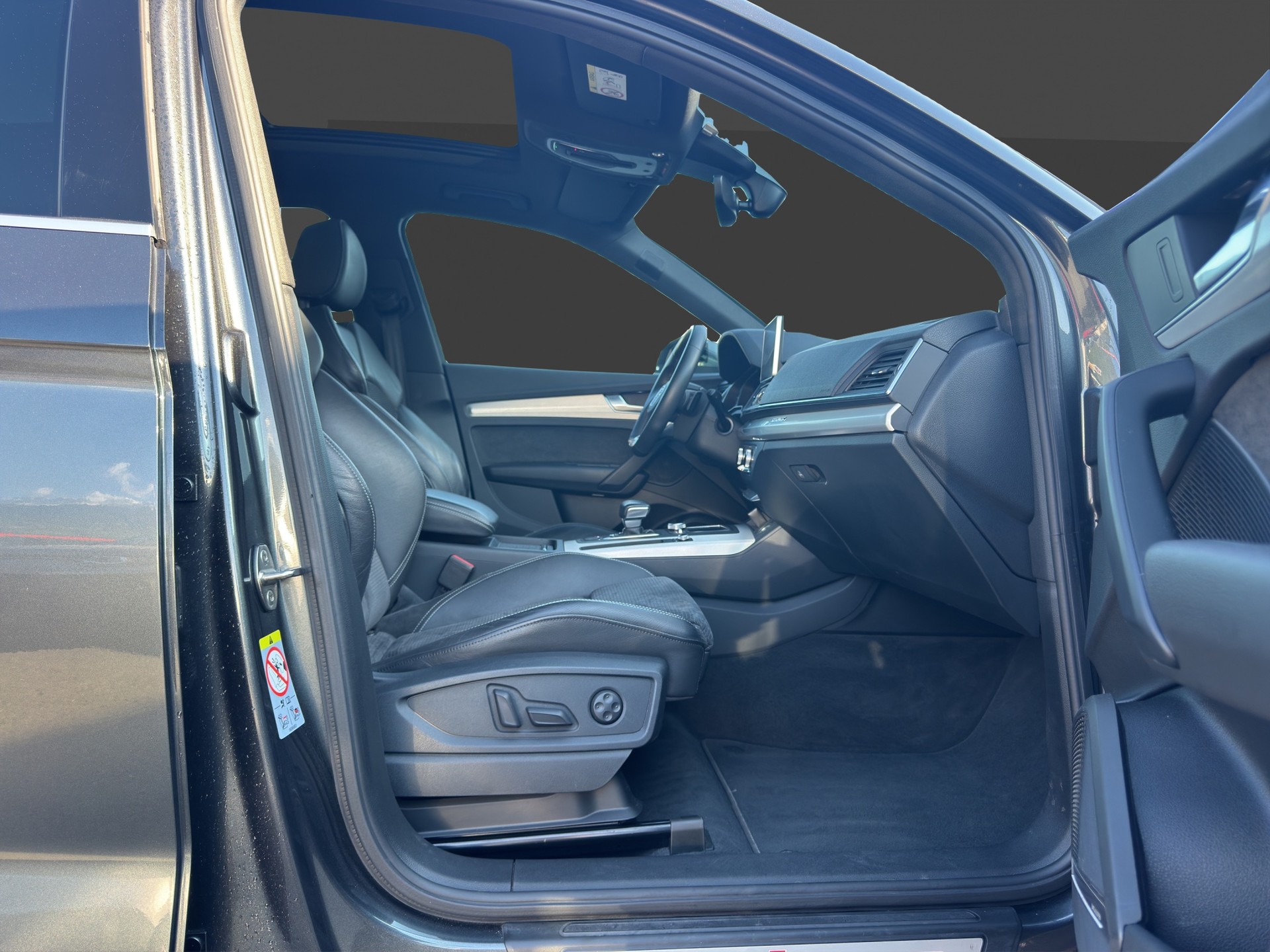 AUDI Q5 55 TFSI e quattro-image-17
