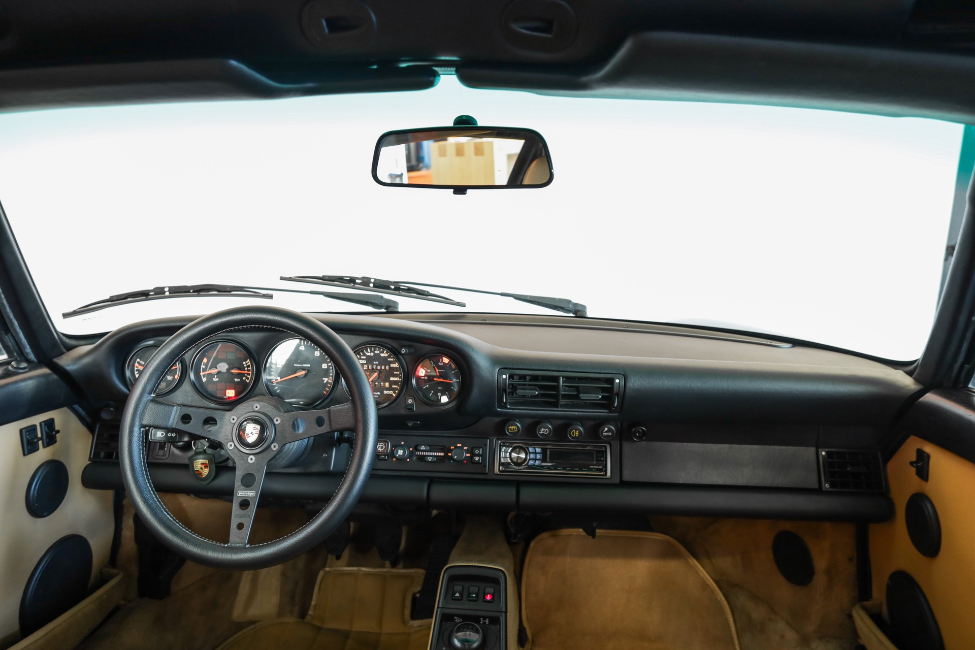 PORSCHE 911 Carrera 4 Cabrio-image-13