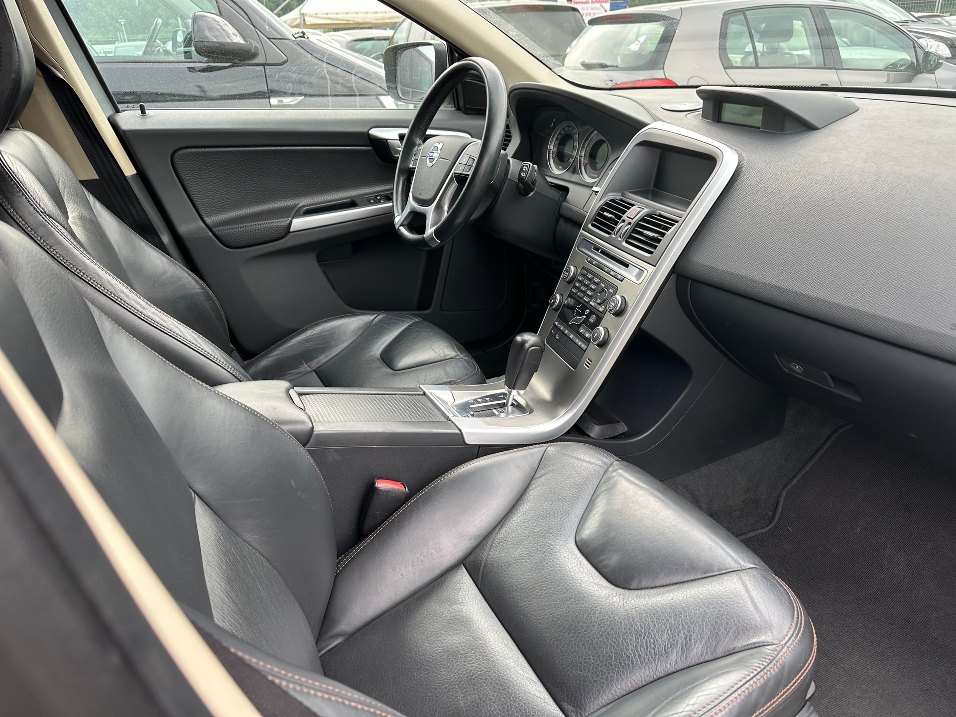 VOLVO XC60 D5 AWD Geartronic-image-10