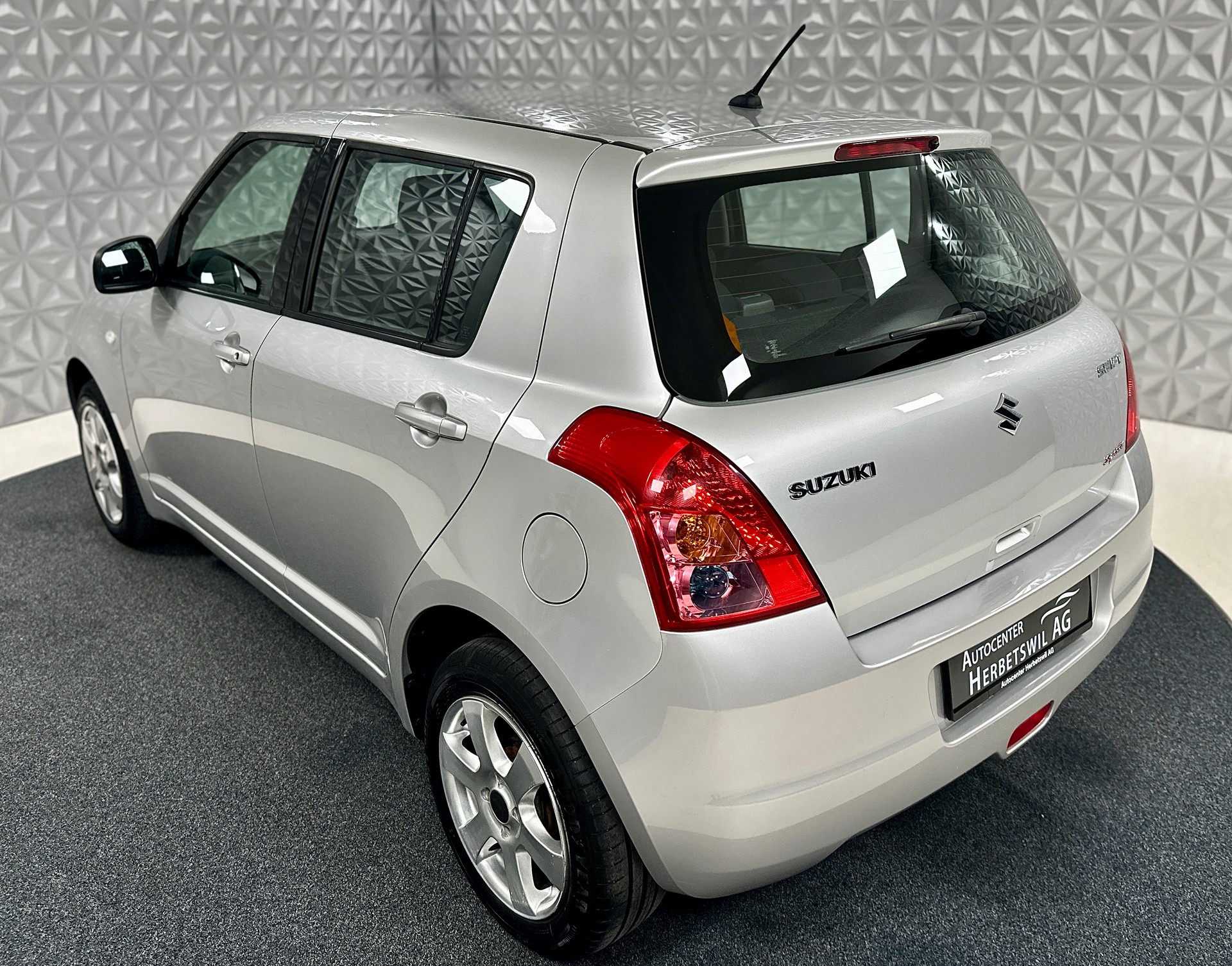 SUZUKI Swift 1.3i 16V GL 4x4-image-9