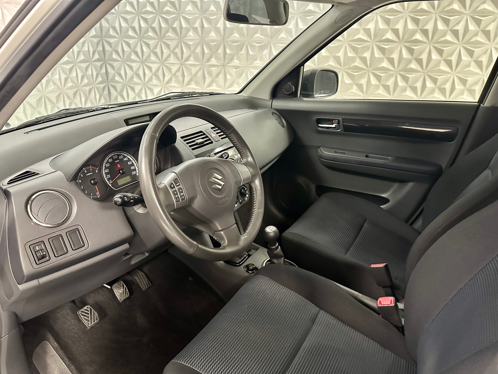 SUZUKI Swift 1.3i 16V GL 4x4-image-10