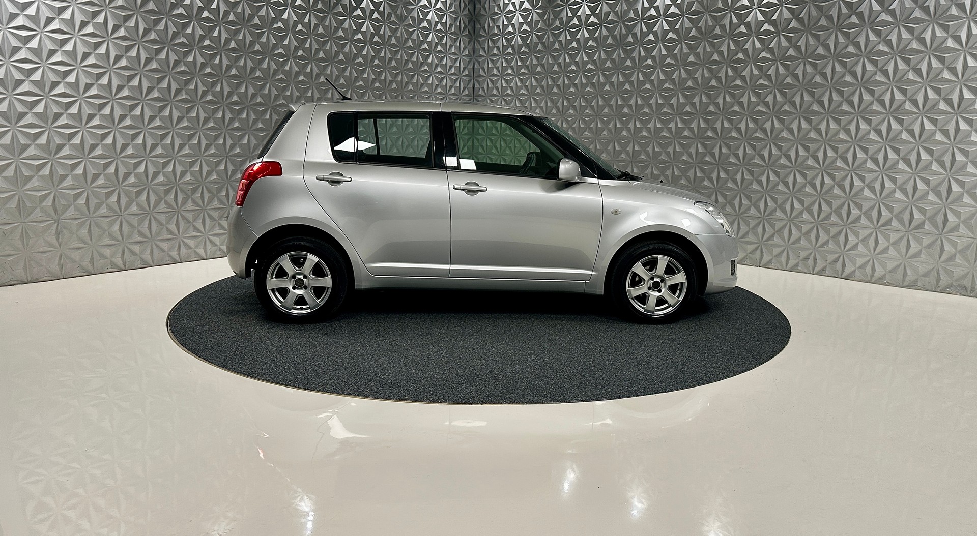 SUZUKI Swift 1.3i 16V GL 4x4-showroom-element-3