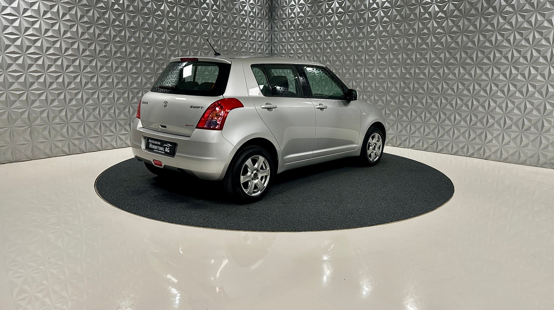 SUZUKI Swift 1.3i 16V GL 4x4-image-4