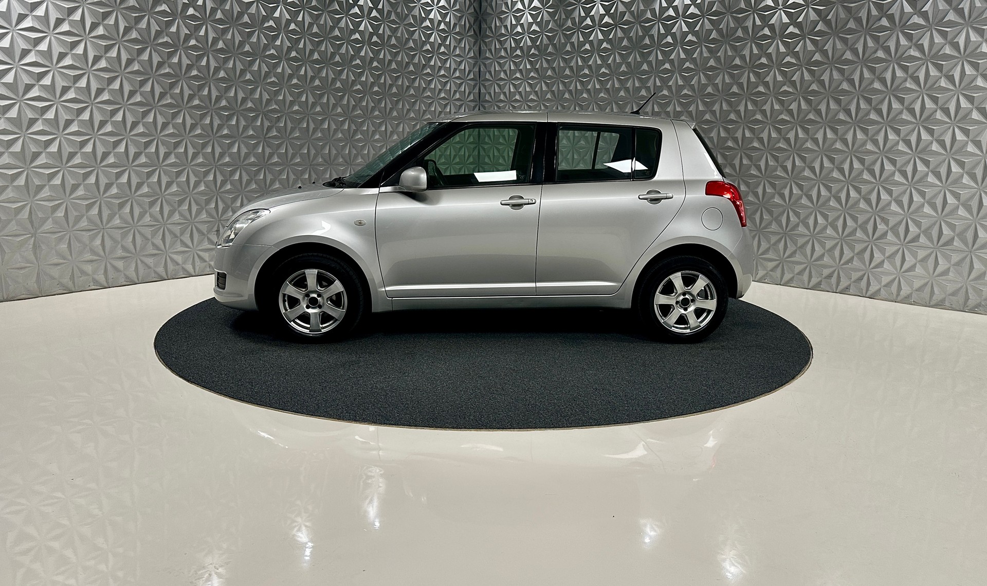 SUZUKI Swift 1.3i 16V GL 4x4-image-7