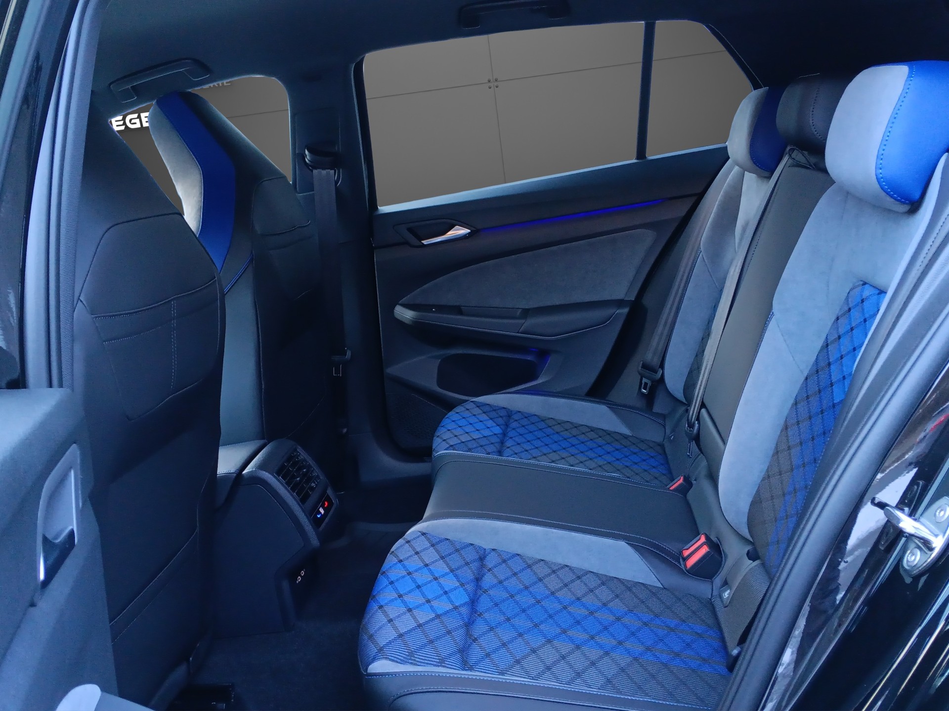 VW Golf 2.0 TSI R DSG 4 Motion-image-11