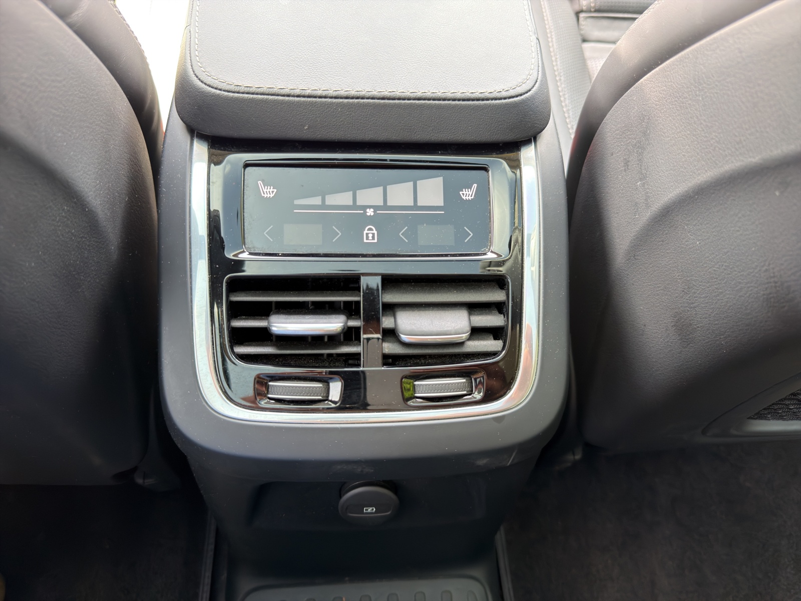 VOLVO XC90 T8 eAWD PluginHybrid Ultra Dark Geartronic-image-13