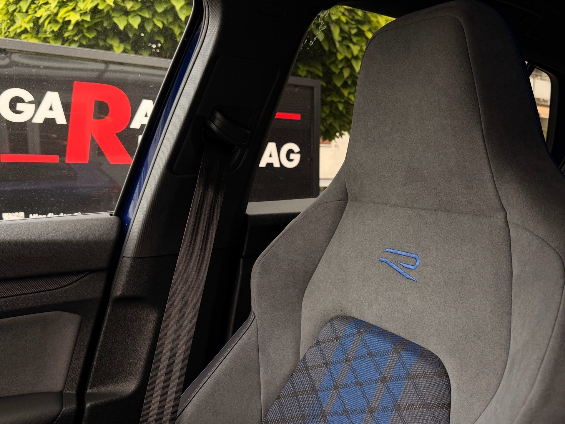 VW Golf 2.0 TSI 333 PS 4MOTION R *** AKRAPOVIC ABGAS ANLANGE ***-image-26