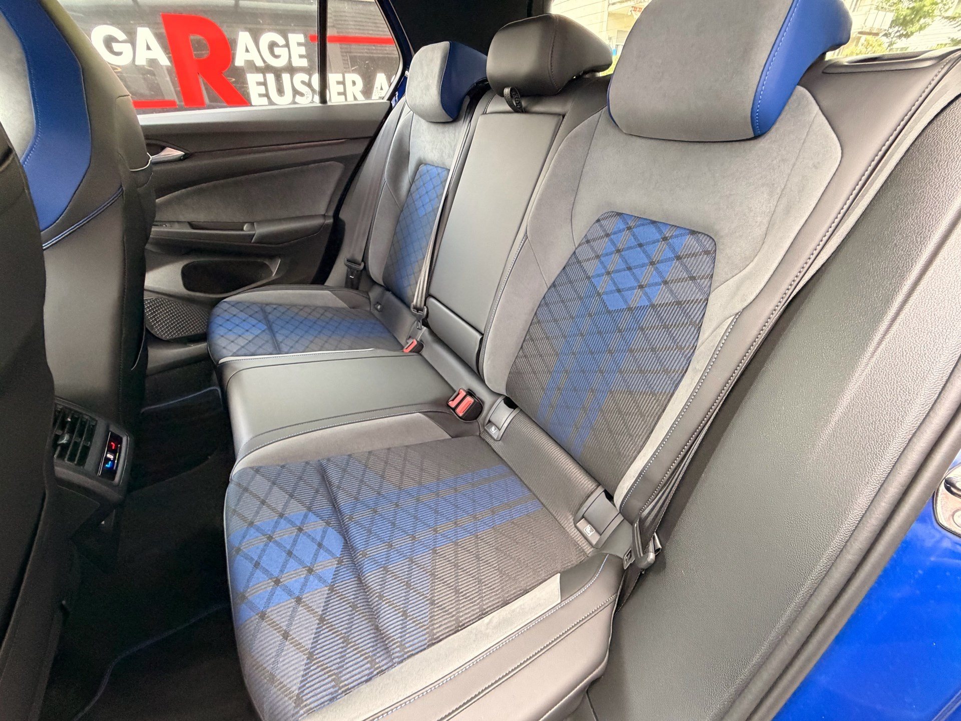 VW Golf 2.0 TSI 333 PS 4MOTION R *** AKRAPOVIC ABGAS ANLANGE ***-image-27
