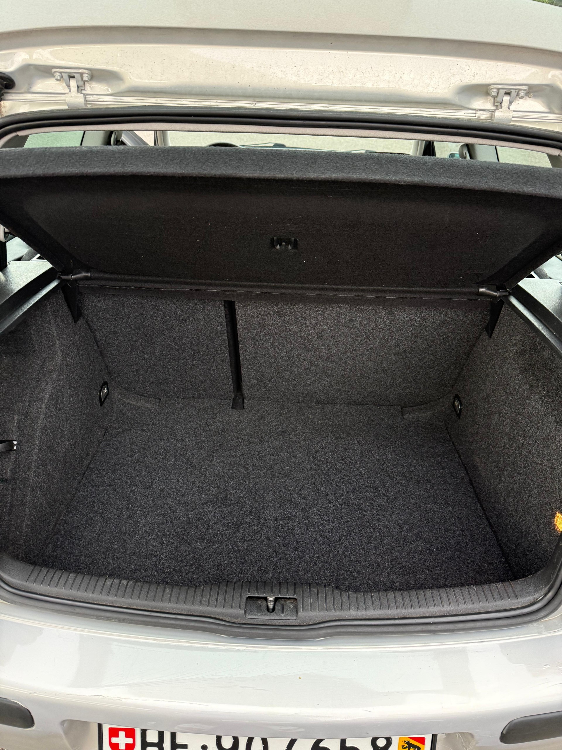 VW Golf 1.6 Celebration-image-9