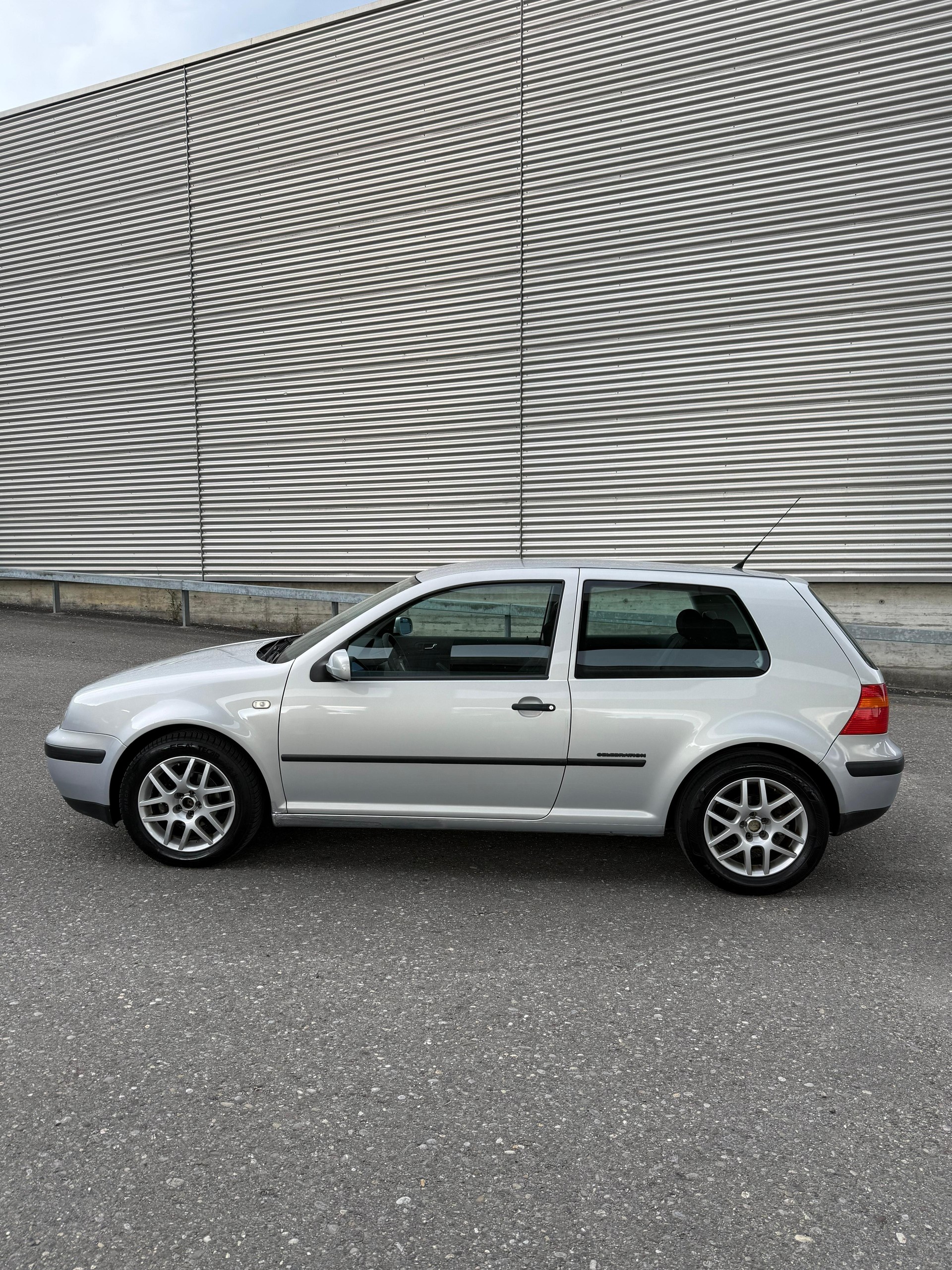 VW Golf 1.6 Celebration-image-4