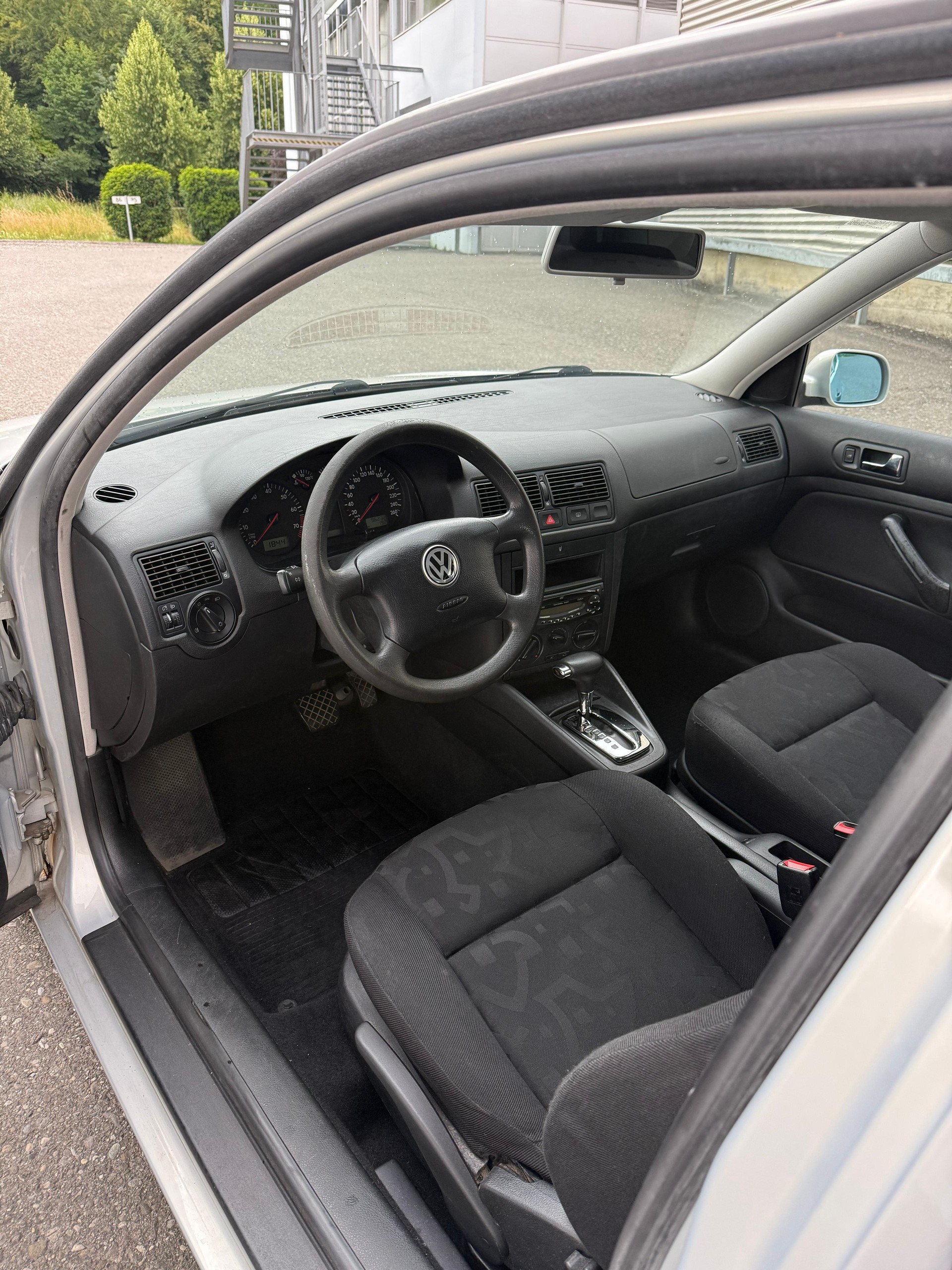 VW Golf 1.6 Celebration-image-6