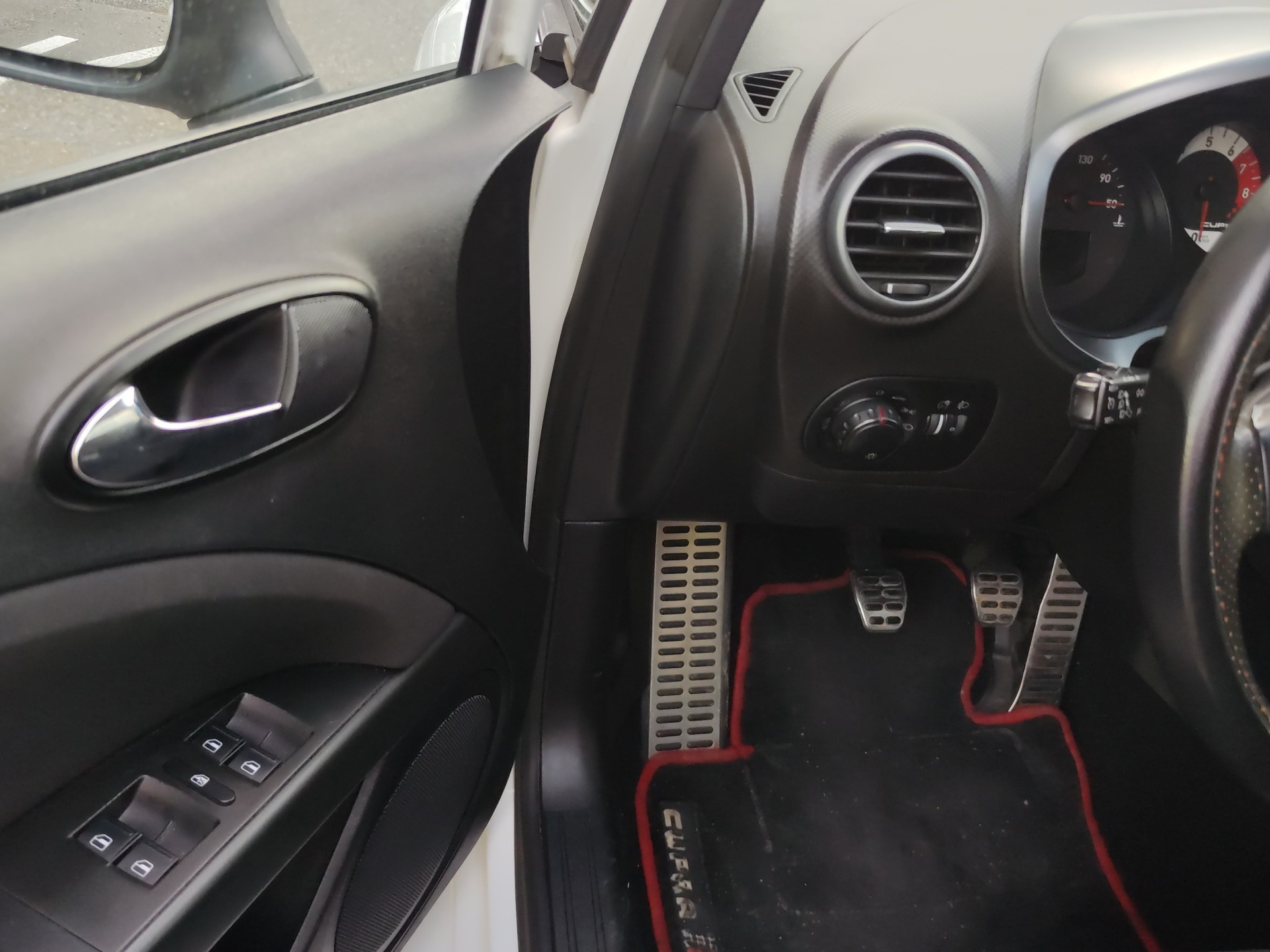 SEAT Leon 2.0 TSI Cupra-image-13