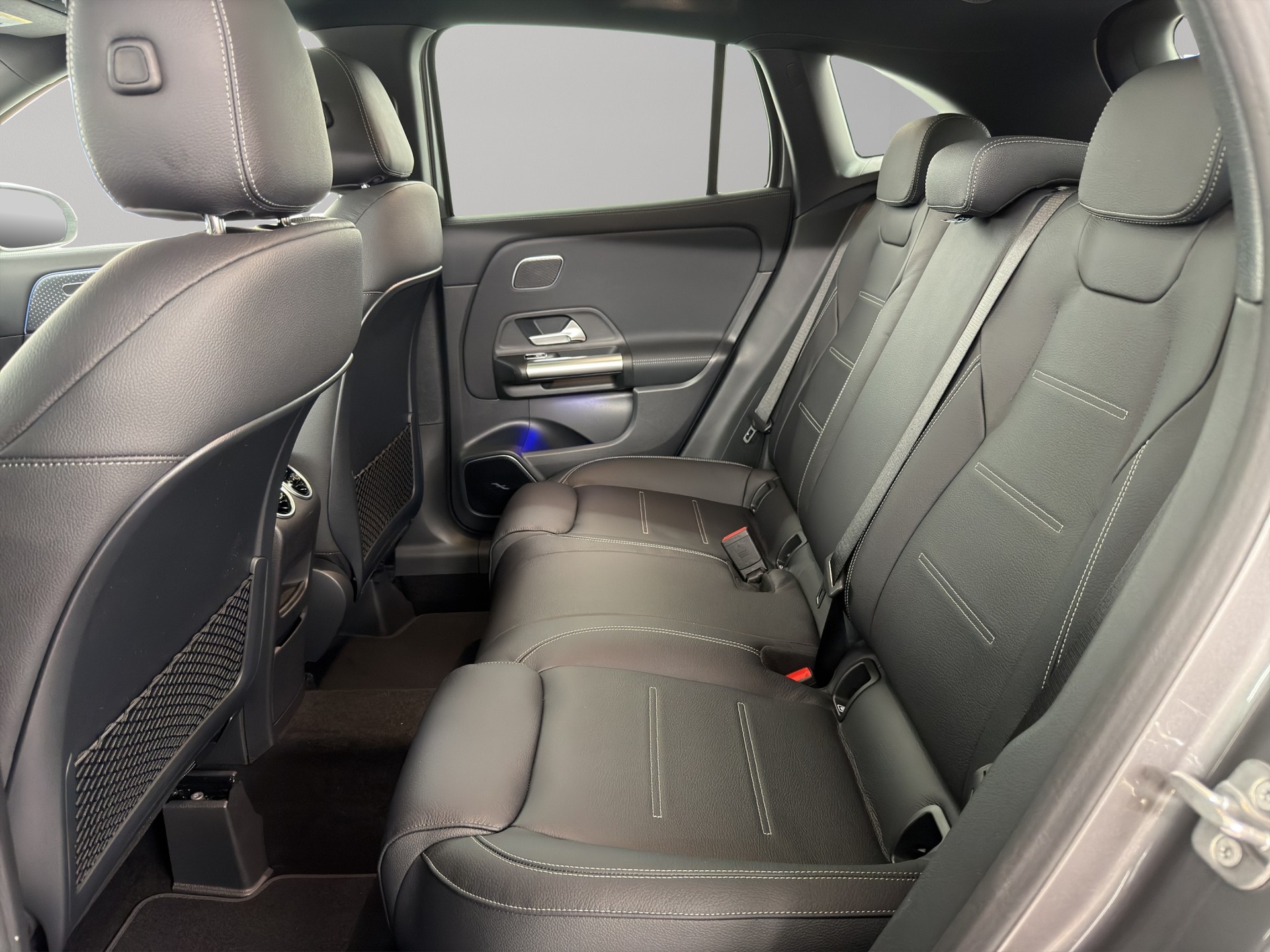 MERCEDES-BENZ GLA 250 Swiss Star AMG Line 4matic-image-10