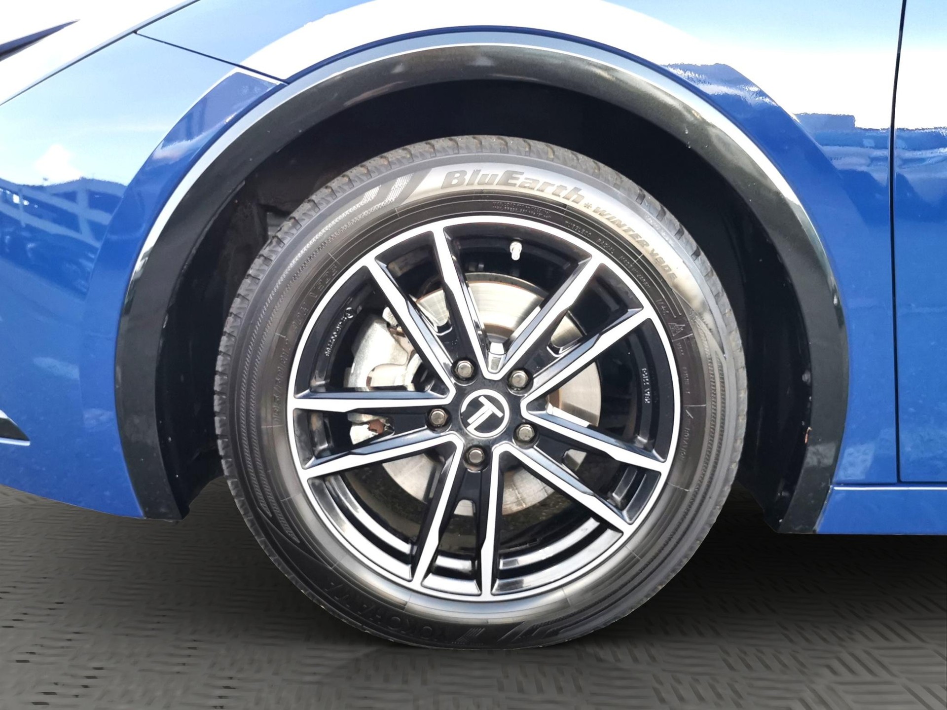 TOYOTA Prius 2.0 Plug-In-Hybrid Style-image-9