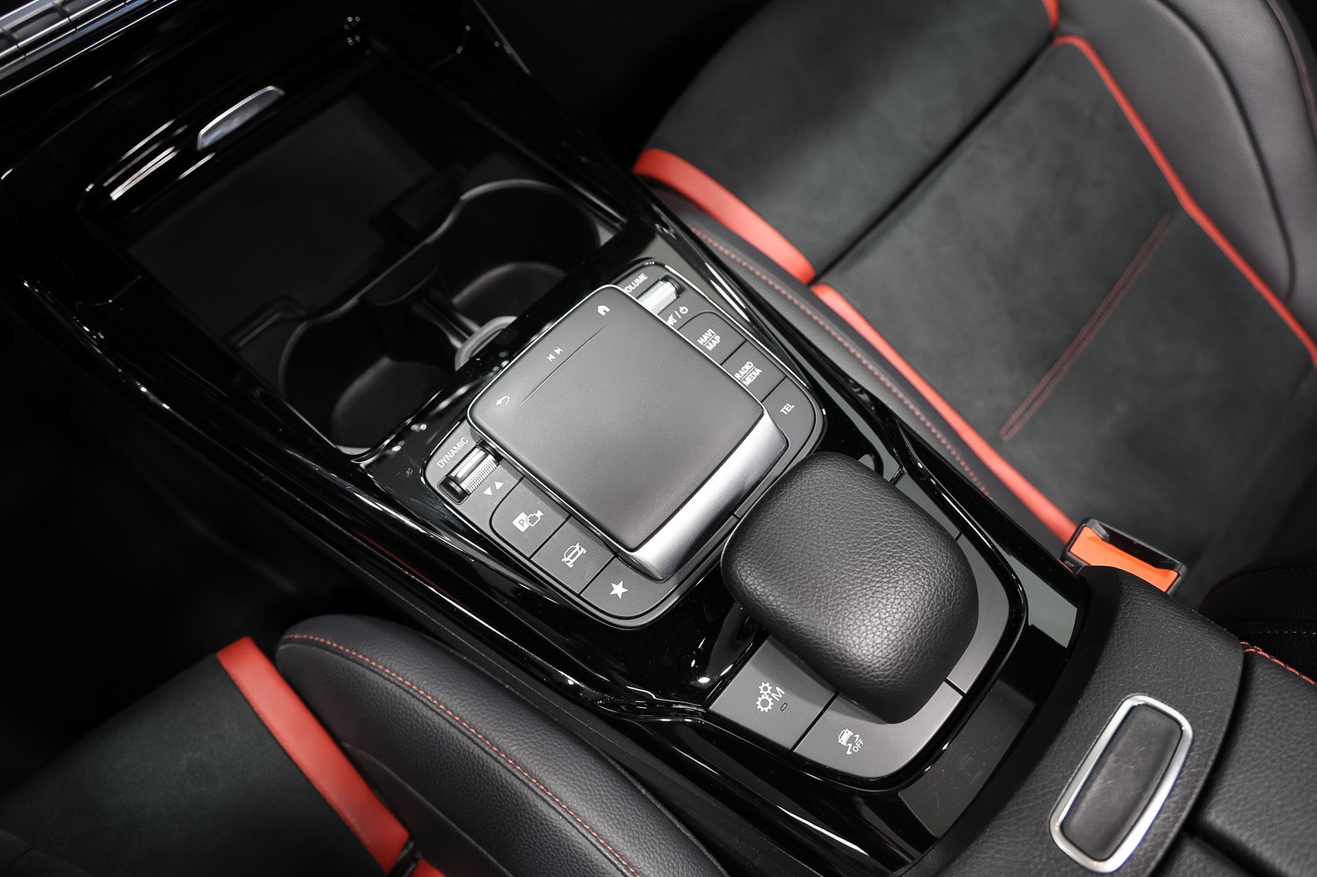 MERCEDES-BENZ CLA 35 AMG 4Matic 7G-DCT *CH-Fahrzeug*Grau Mattlackierung*Performance Sitze*-image-22