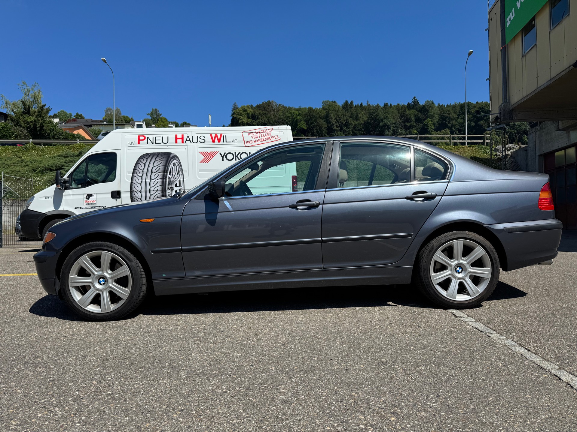 BMW 330xi-image-0