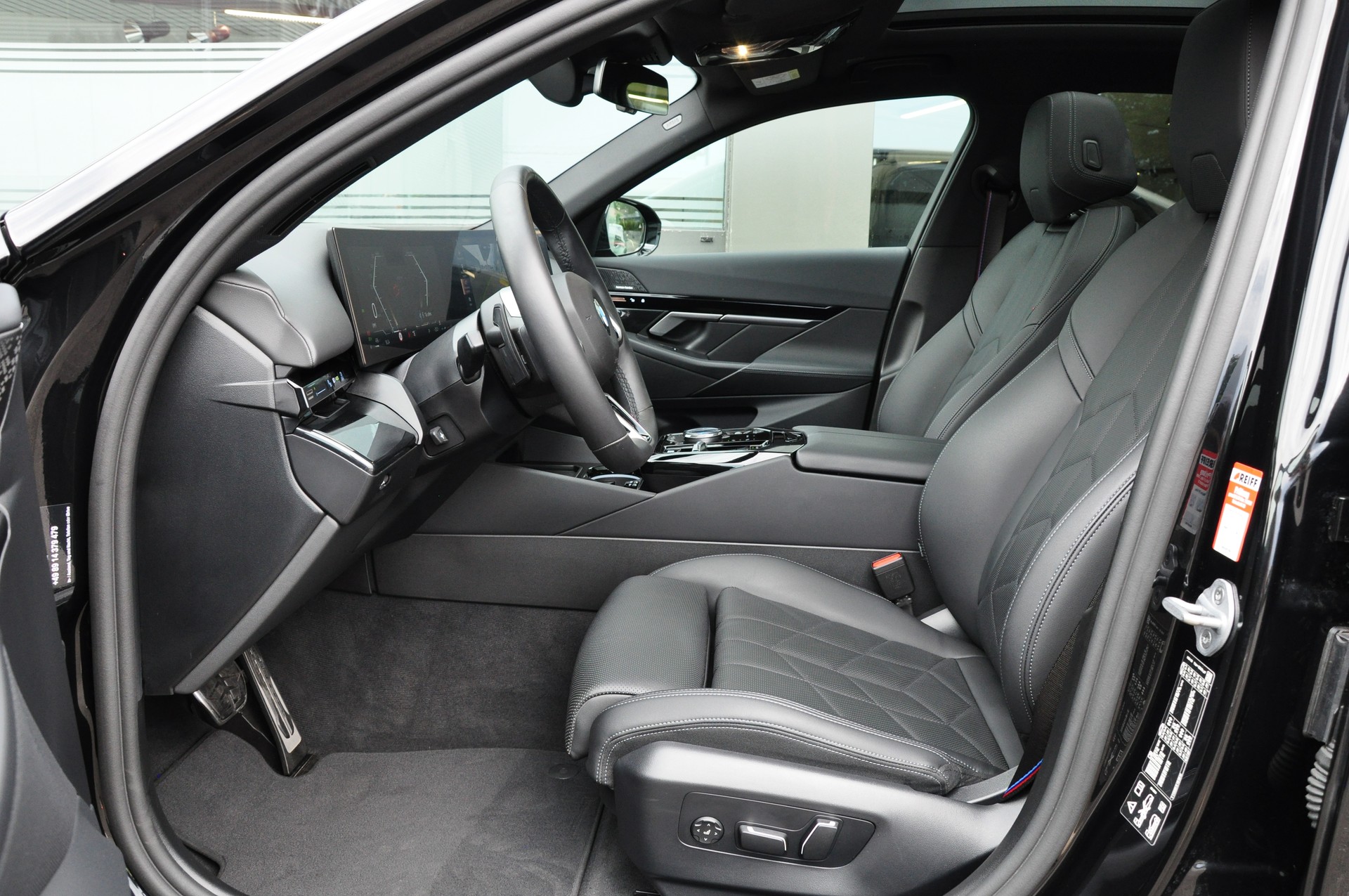BMW 540d xDrive 48V M Sport Pro Steptronic-image-16