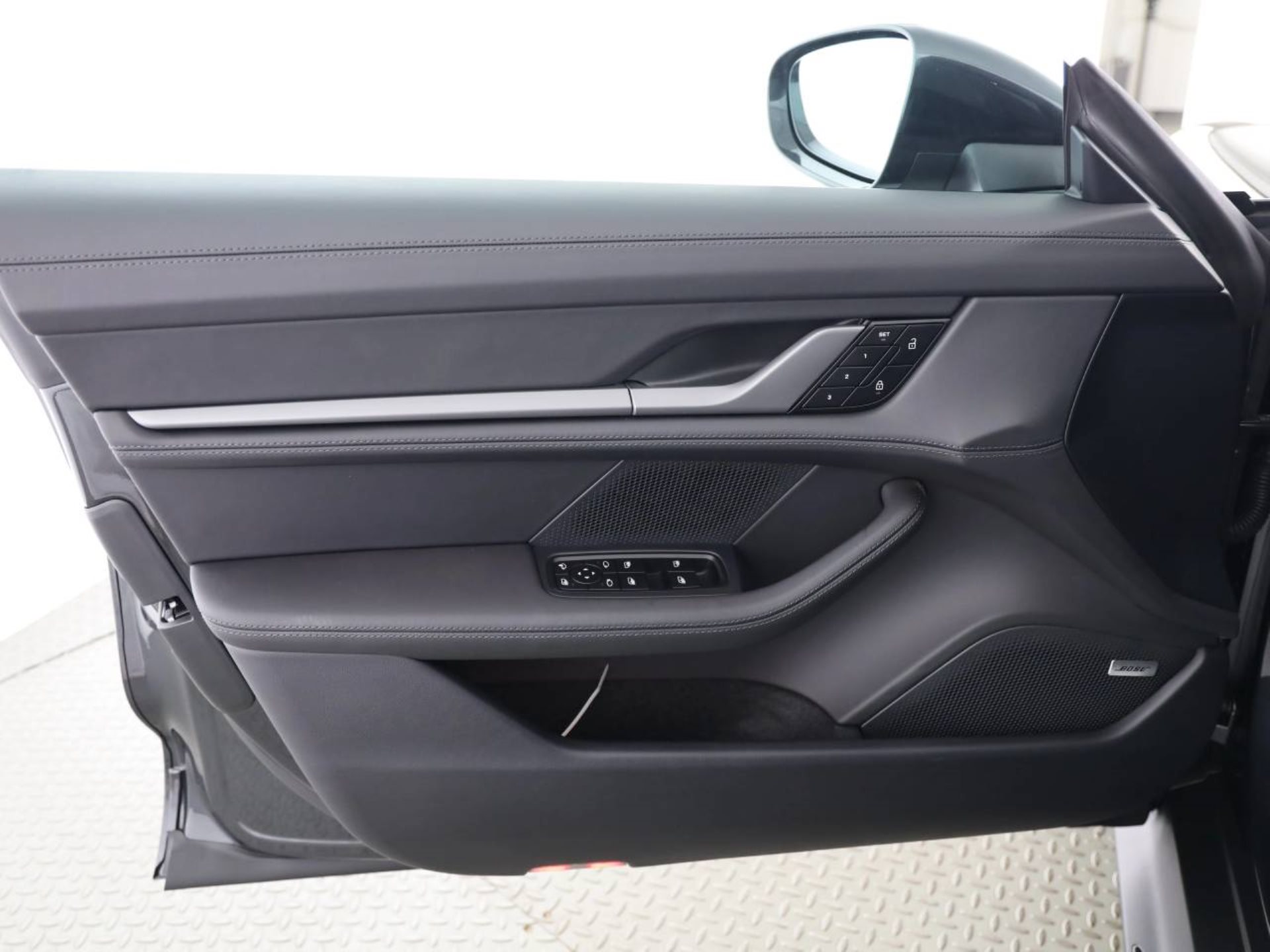 PORSCHE Taycan 4 Cross Turismo-image-16