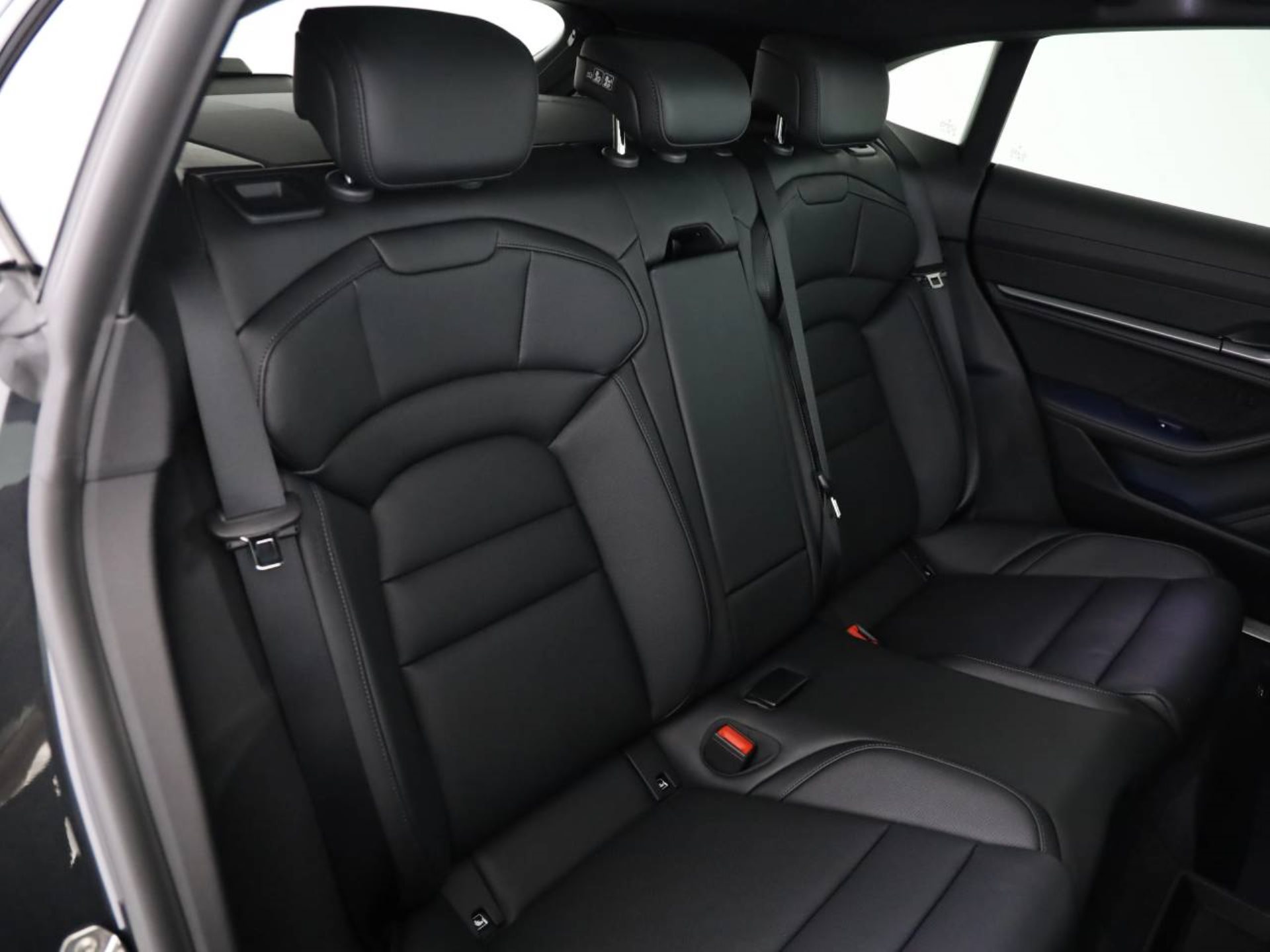 PORSCHE Taycan 4 Cross Turismo-image-14