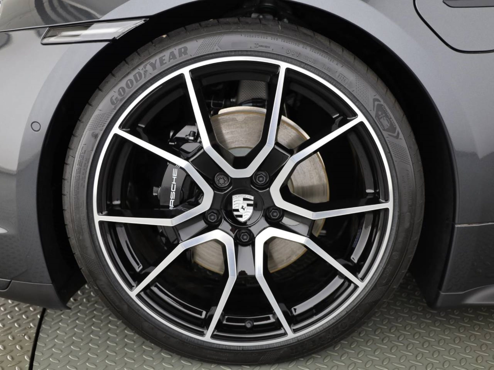 PORSCHE Taycan 4 Cross Turismo-image-5